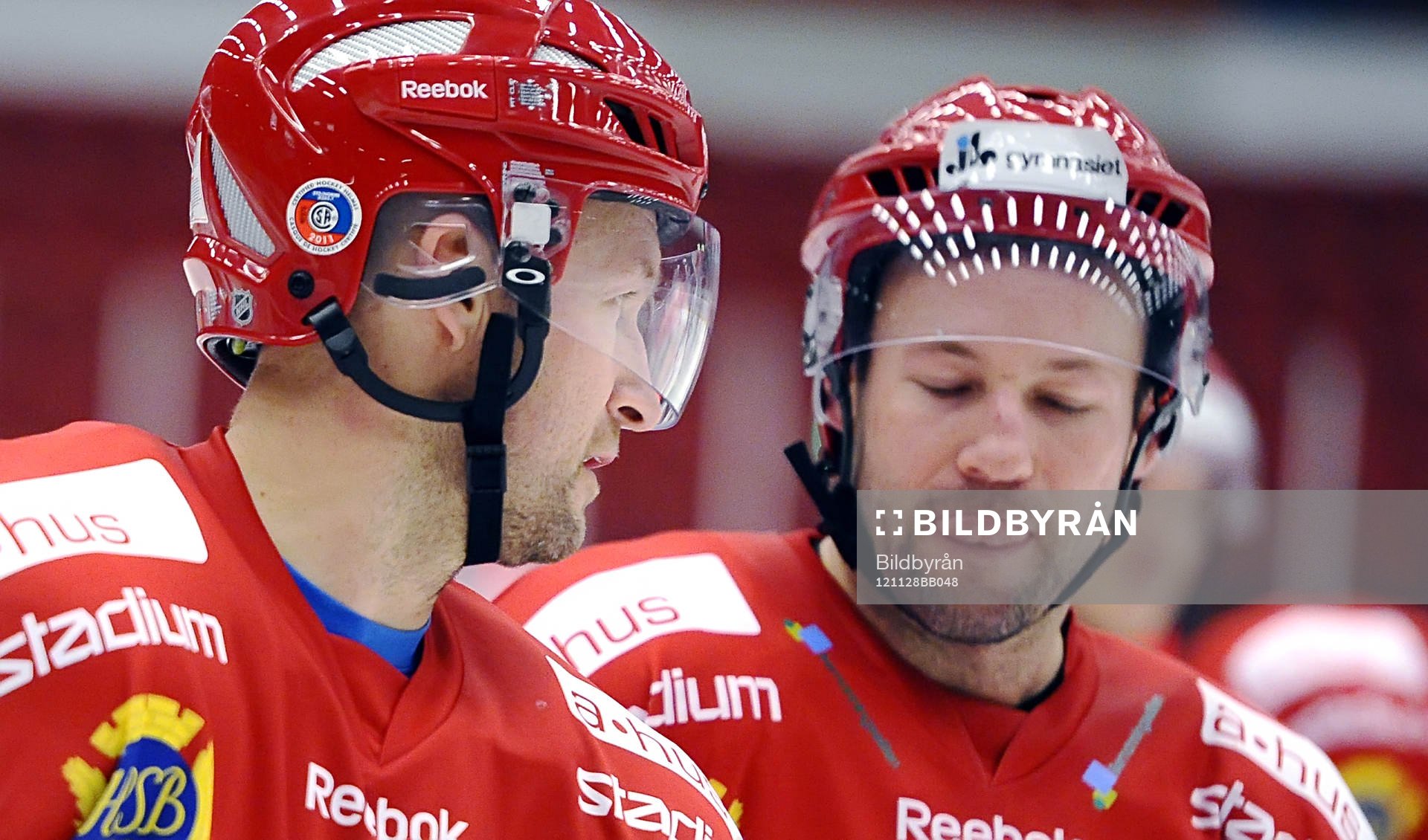 Vita Hästens nr 83 Michael Nylander till vänster och nr