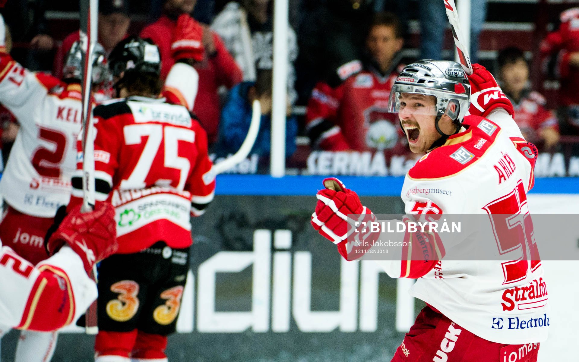 Niclas Edman, Troja Ljungby jublar vid reduceringen 4-2