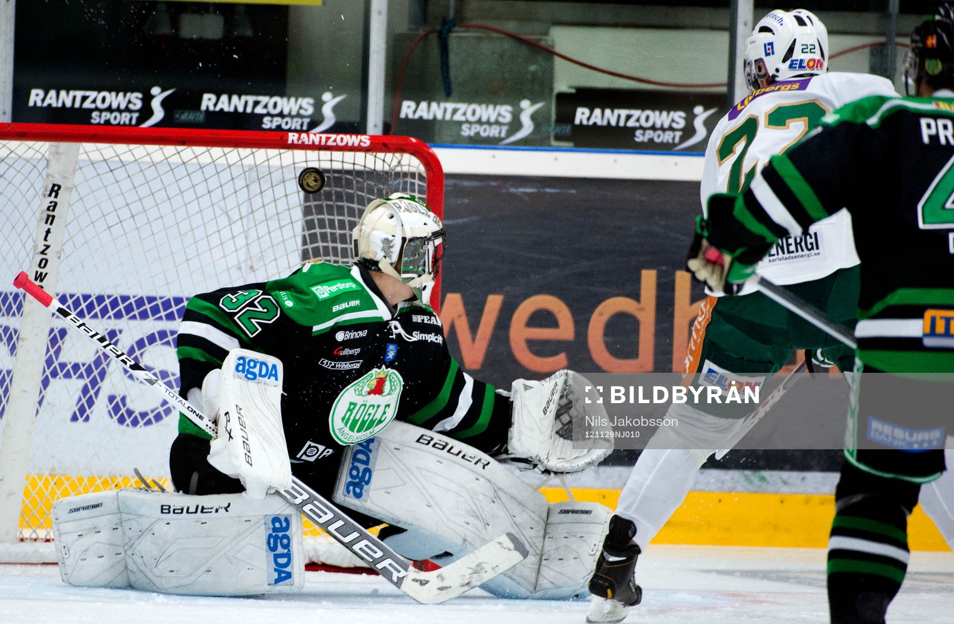 Jonas Fransson, målvakt, Rögle ser pucken gå in i mål