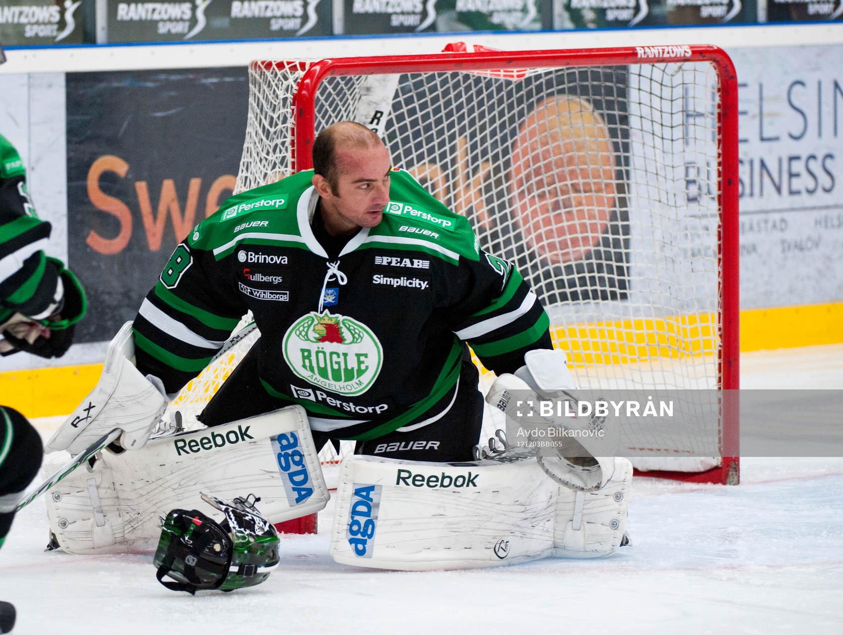 Martin Gerber, målvakt,  tappade hjälmen två gånger