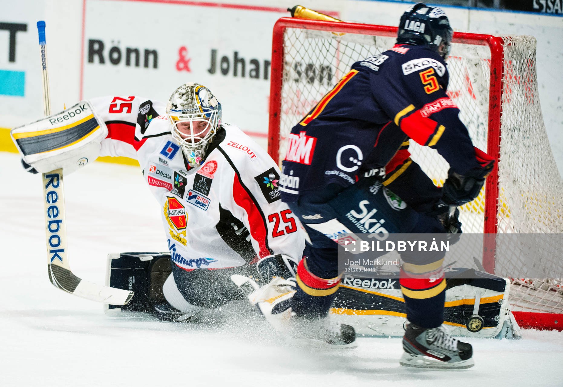 Jhonas Enroth, målvakt, Almtuna, räddar ett friläge