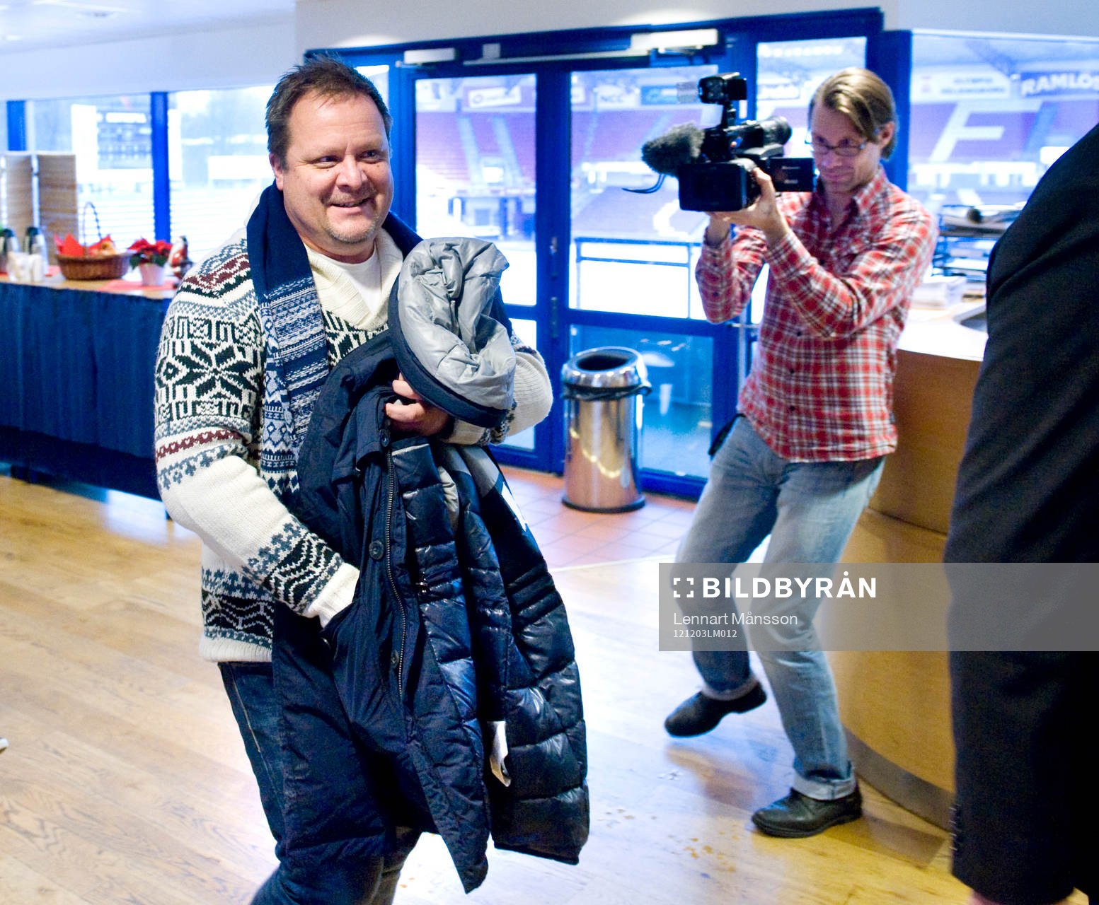 Här kommer han inrusande till presskonferensen, en tuff