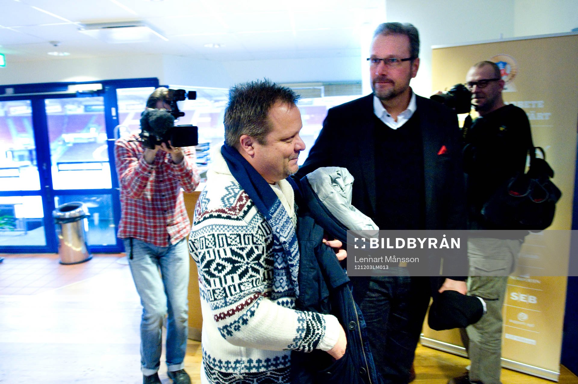 Här kommer han inrusande till presskonferensen, en tuff