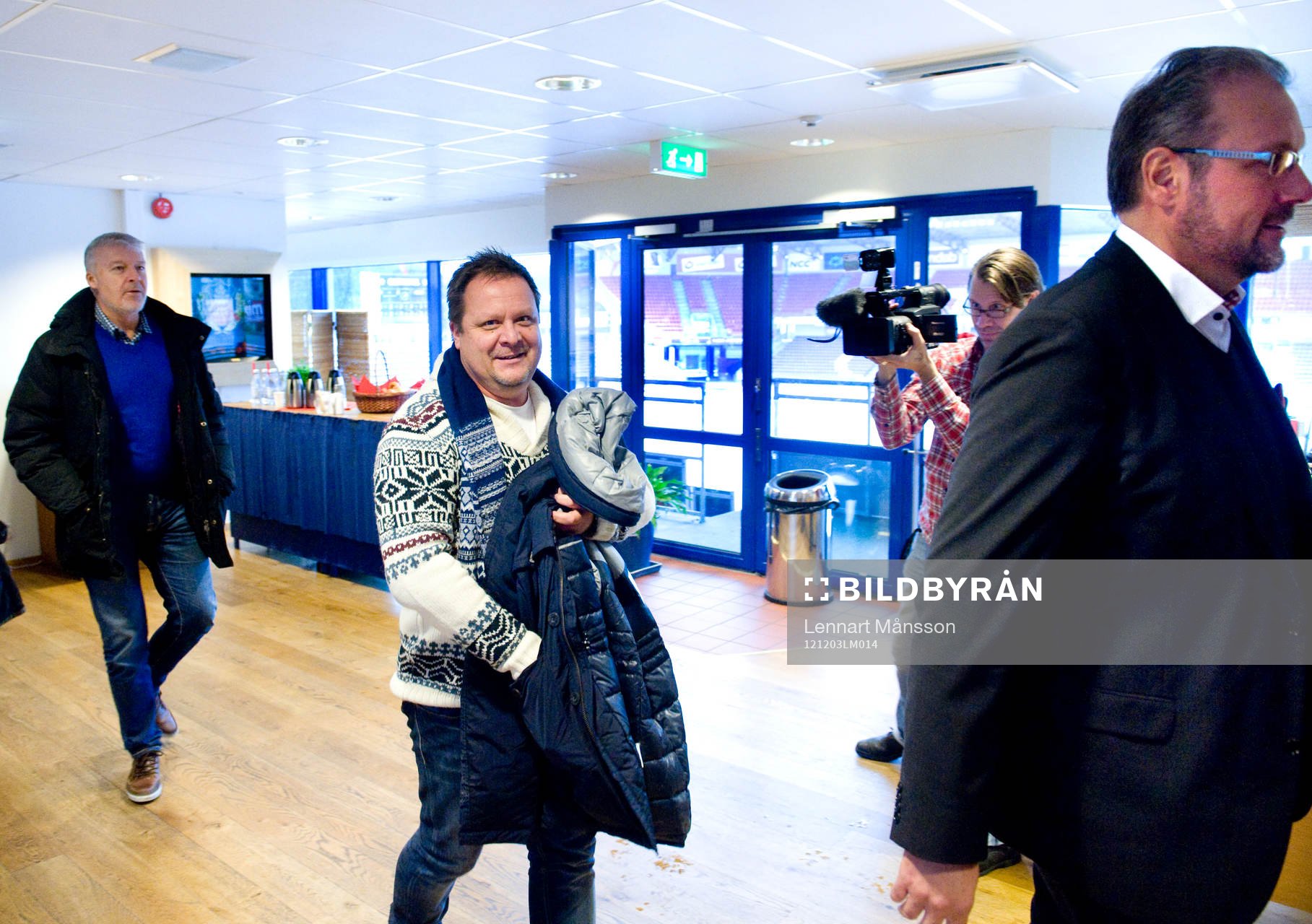 Här kommer han inrusande till presskonferensen, en tuff