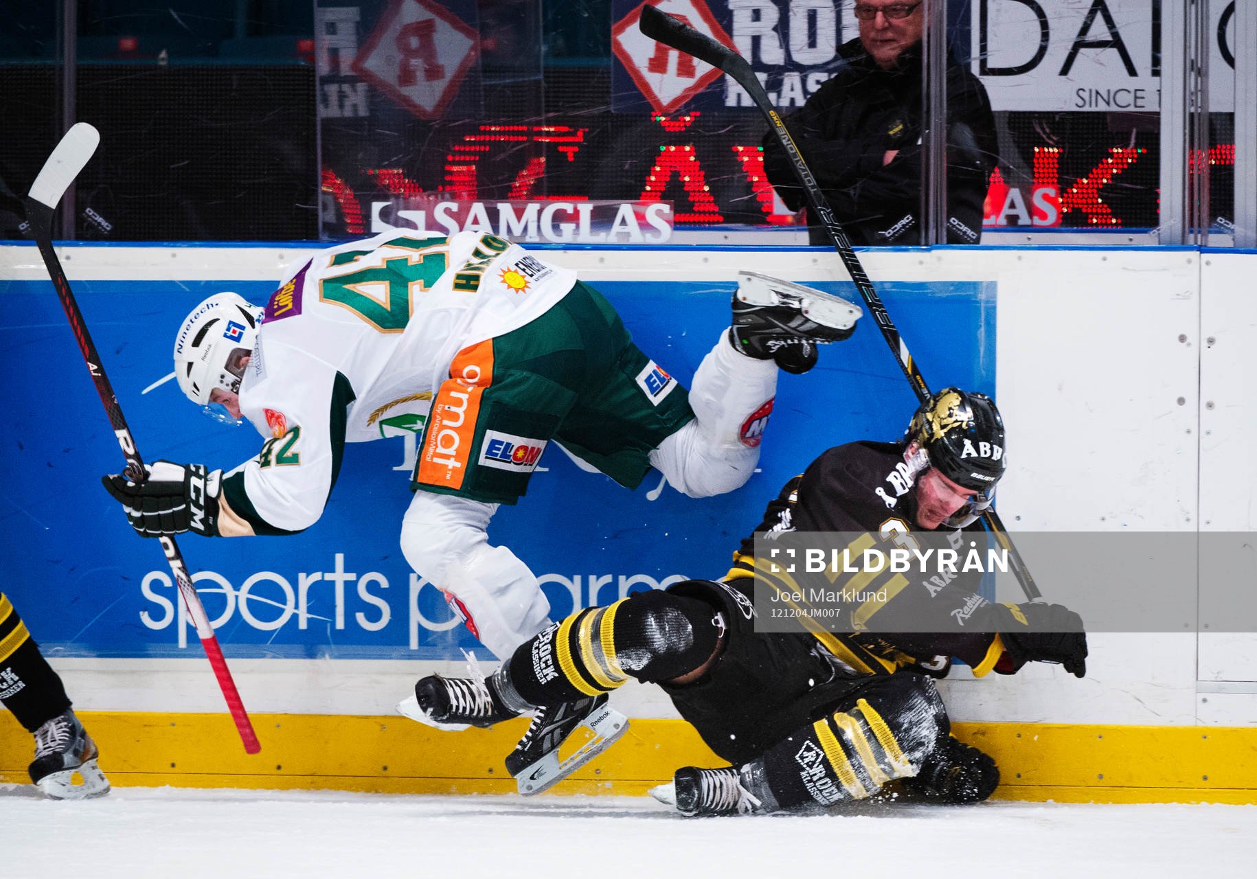 Joakim Hillding, Färjestad, tacklar Stefan Johansson, AIK,