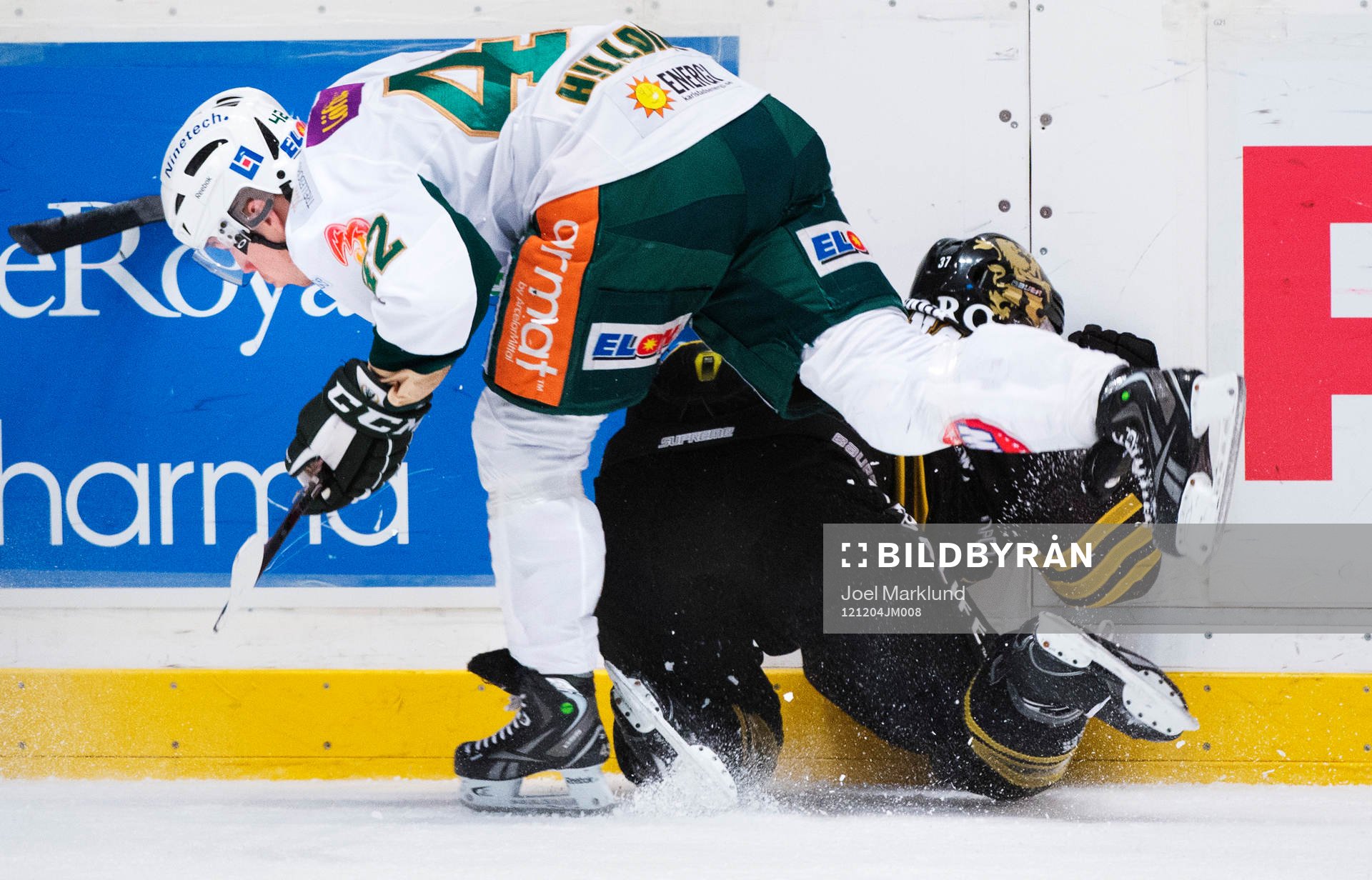 Joakim Hillding, Färjestad, tacklar Stefan Johansson, AIK,