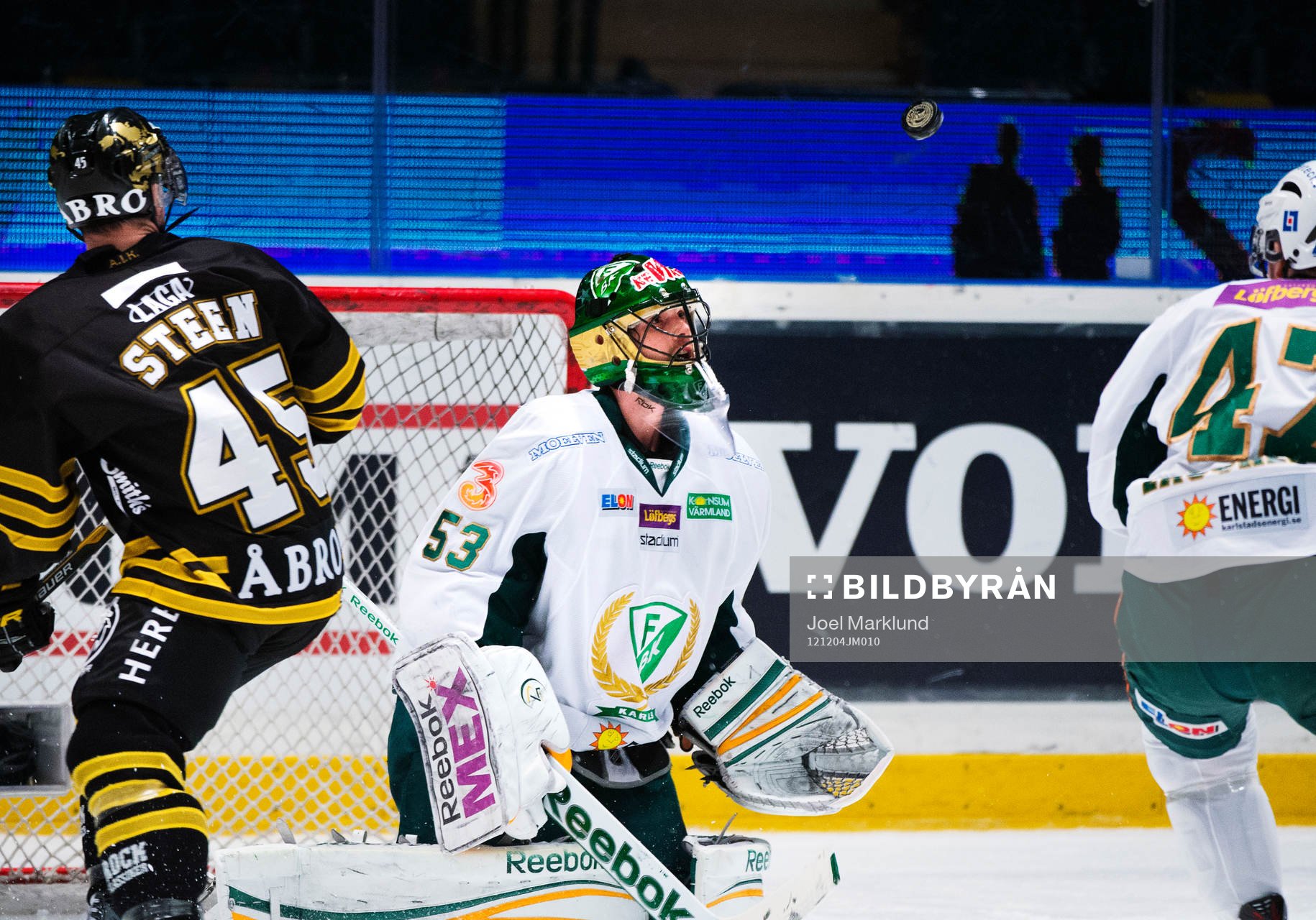 Alexander Salak, målvakt, Färjestad, har koll på pucken