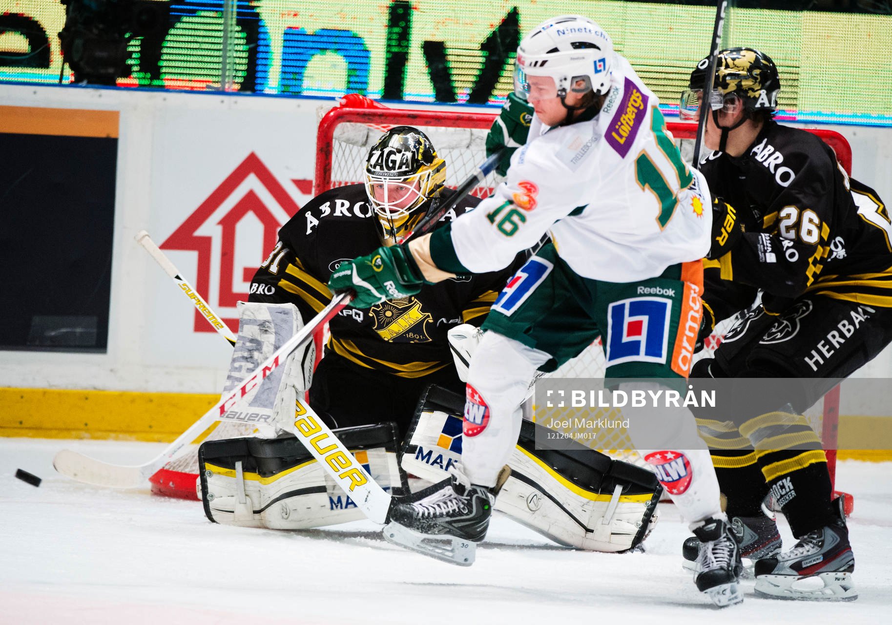 Dominik Volek, Färjestad, oroar framför Daniel Larsson,