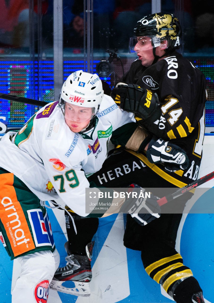 Patrik Lundh, Färjestad, trycker till Broc Little, AIK