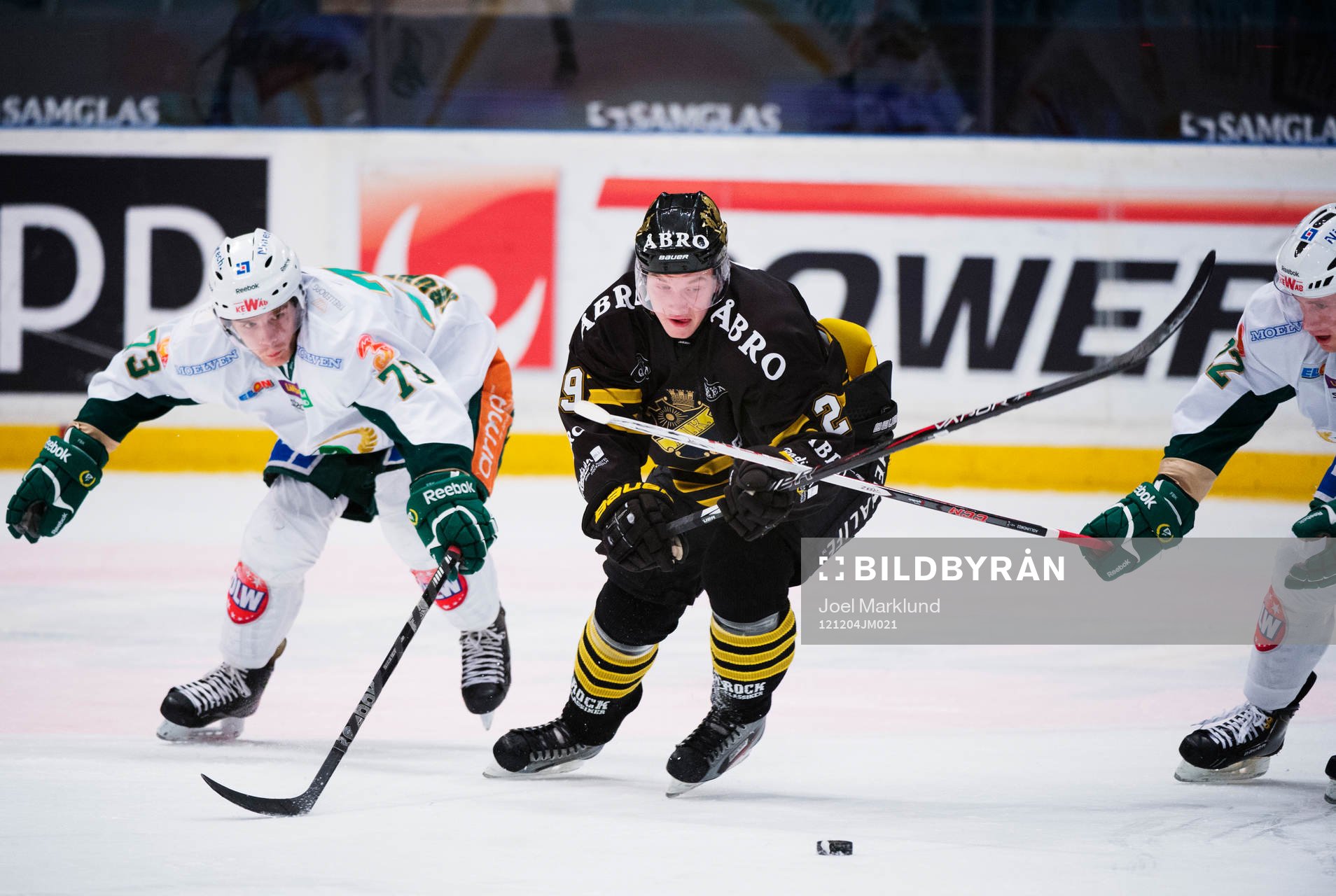Patrik Lundh och Per Åslund, Färjestad, försöker stoppa