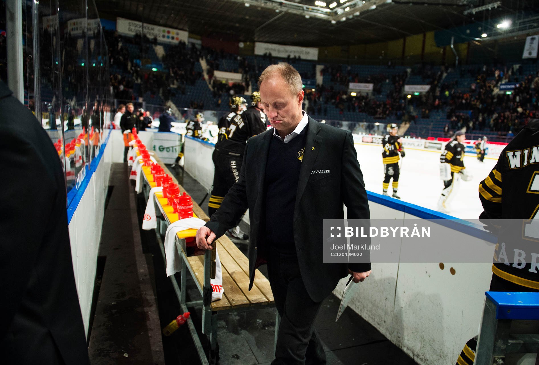 Anders Eldebrink, tränare AIK, deppar när han lämnar
