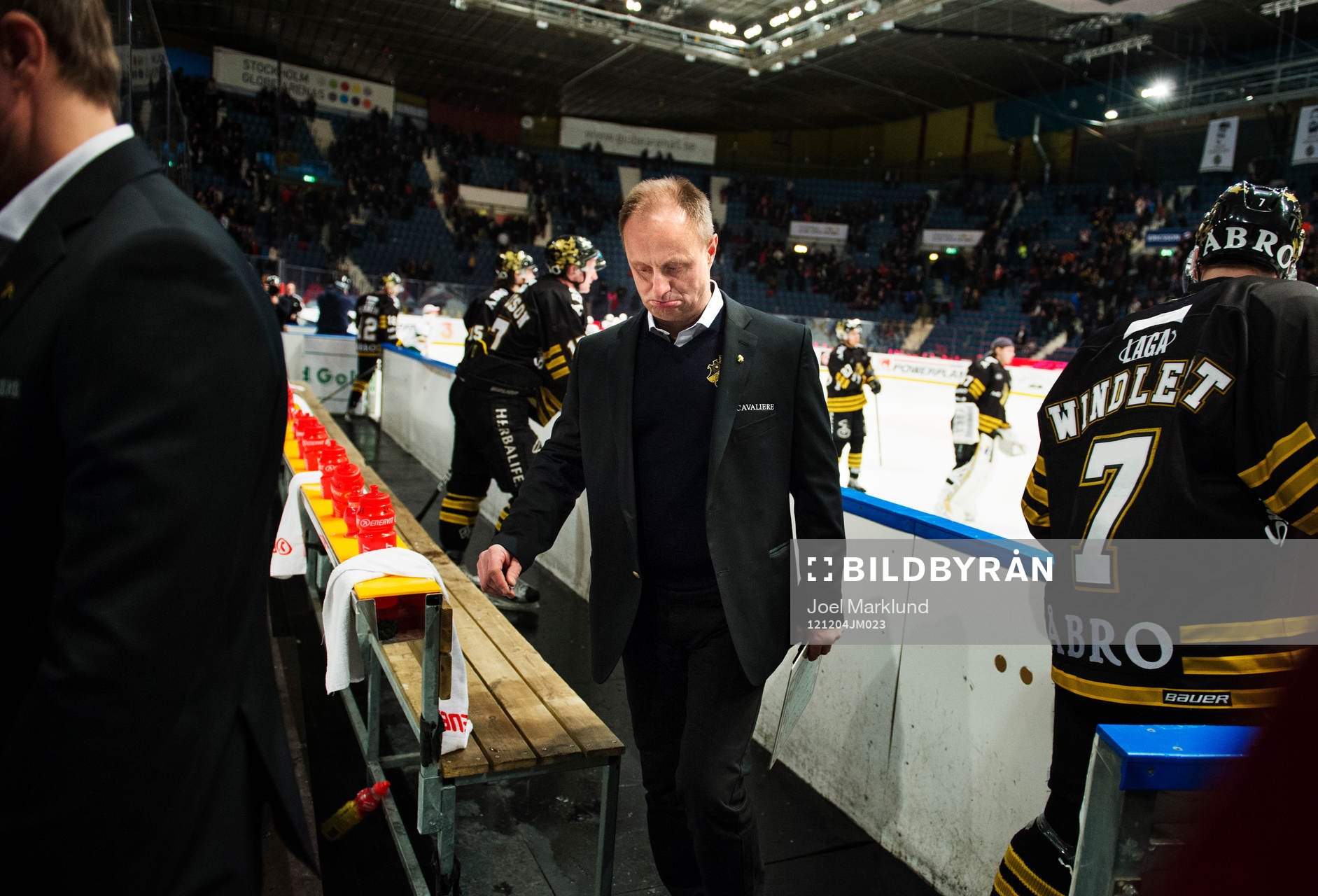 Anders Eldebrink, tränare AIK, deppar när han lämnar