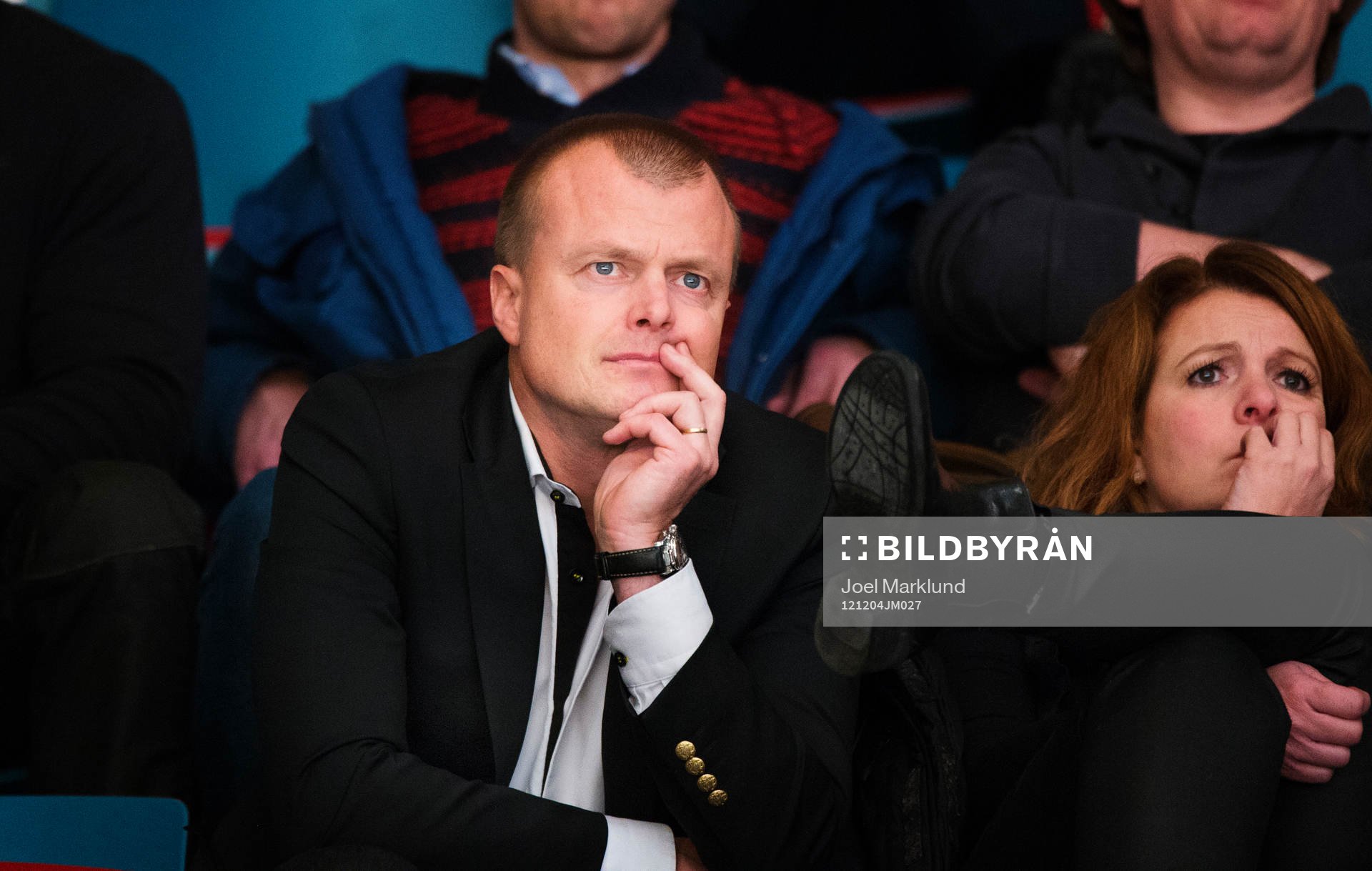 Anders Gozzi, sportchef AIK, sitter på läktaren och