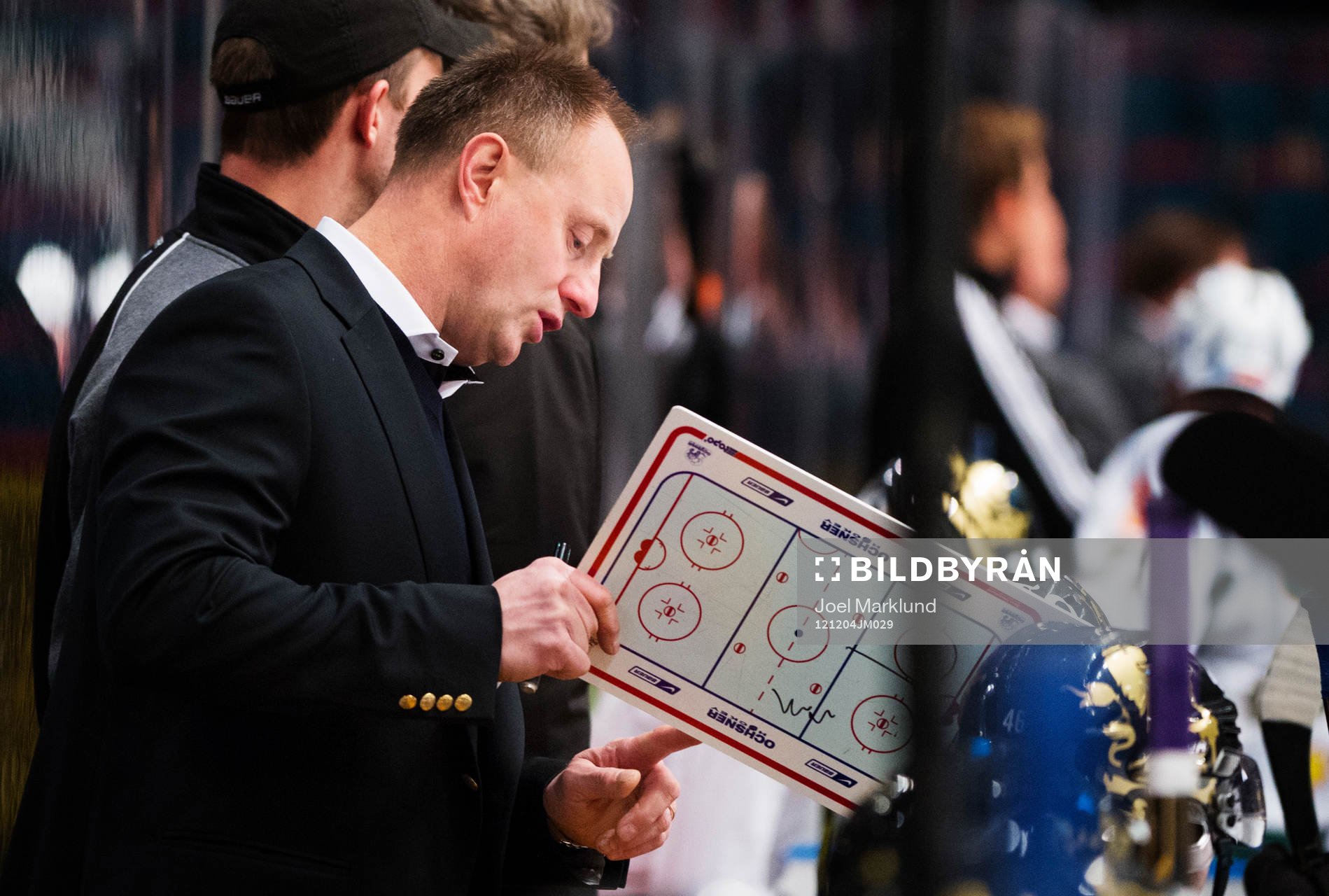Anders Eldebrink, tränare AIK, ger instruktioner på