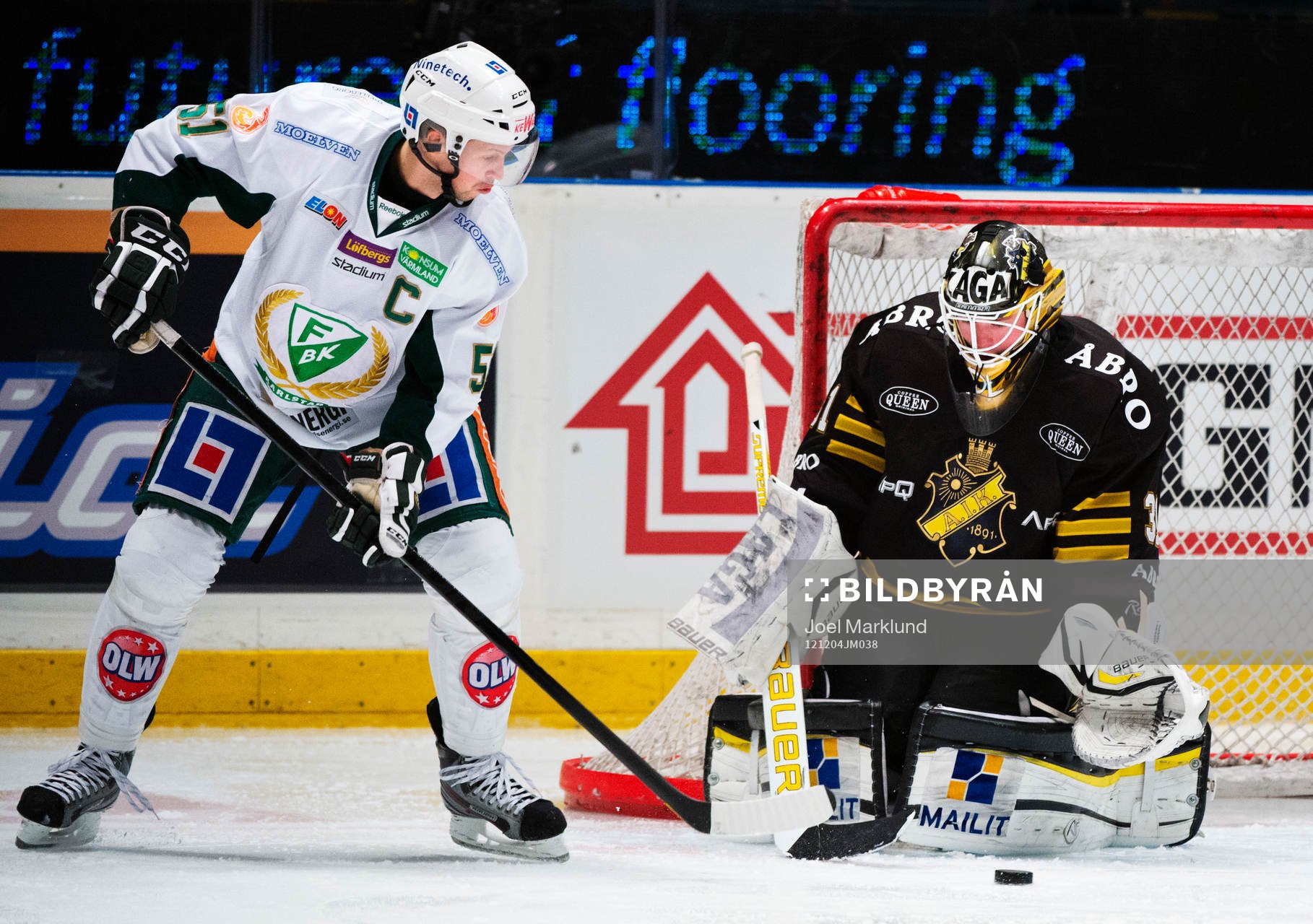 Rickard Wallin, Färjestad, oroar framför Daniel Larsson,