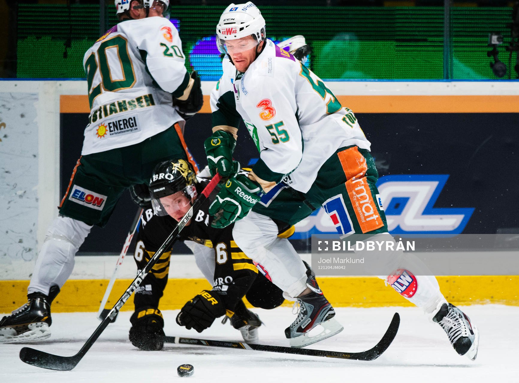 Oscar Ahlström, AIK, blir bortdribblad av Ole-Kristian