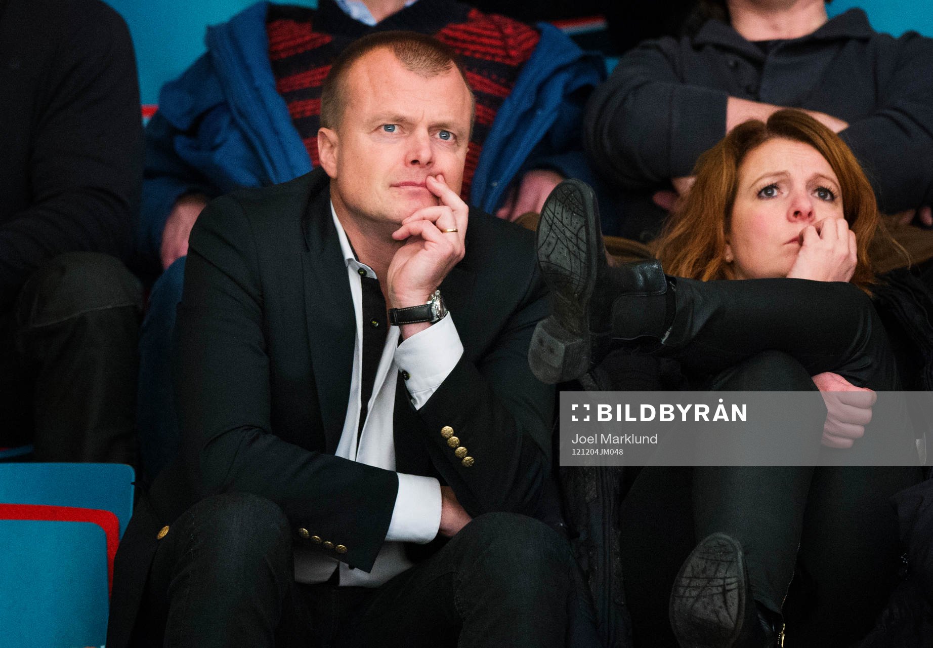 Anders Gozzi, sportchef AIK, sitter på läktaren och
