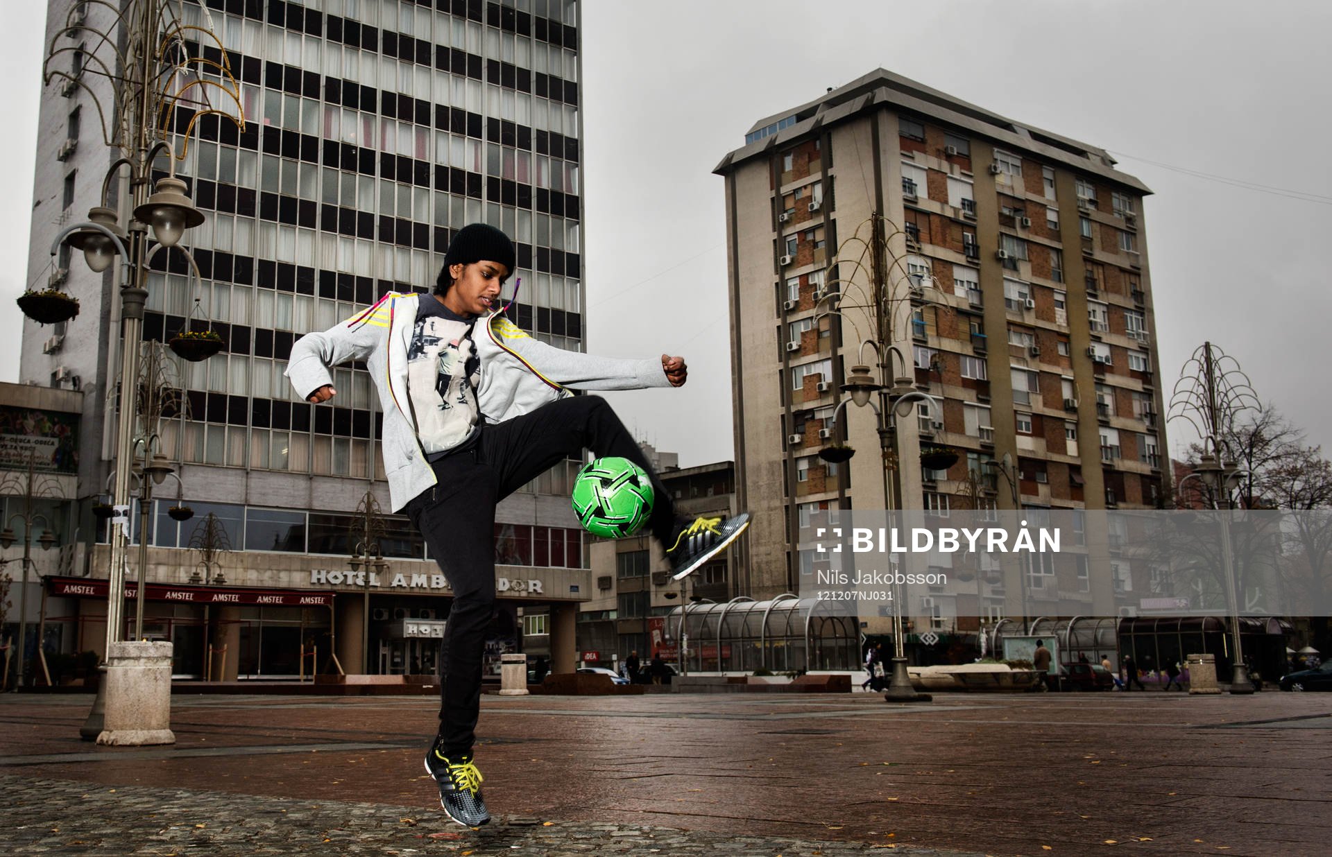 Louise Sand, trixar med en fotboll på torget i Nis