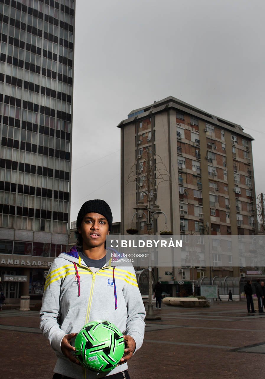 Louise Sand, trixar med en fotboll på torget i Nis