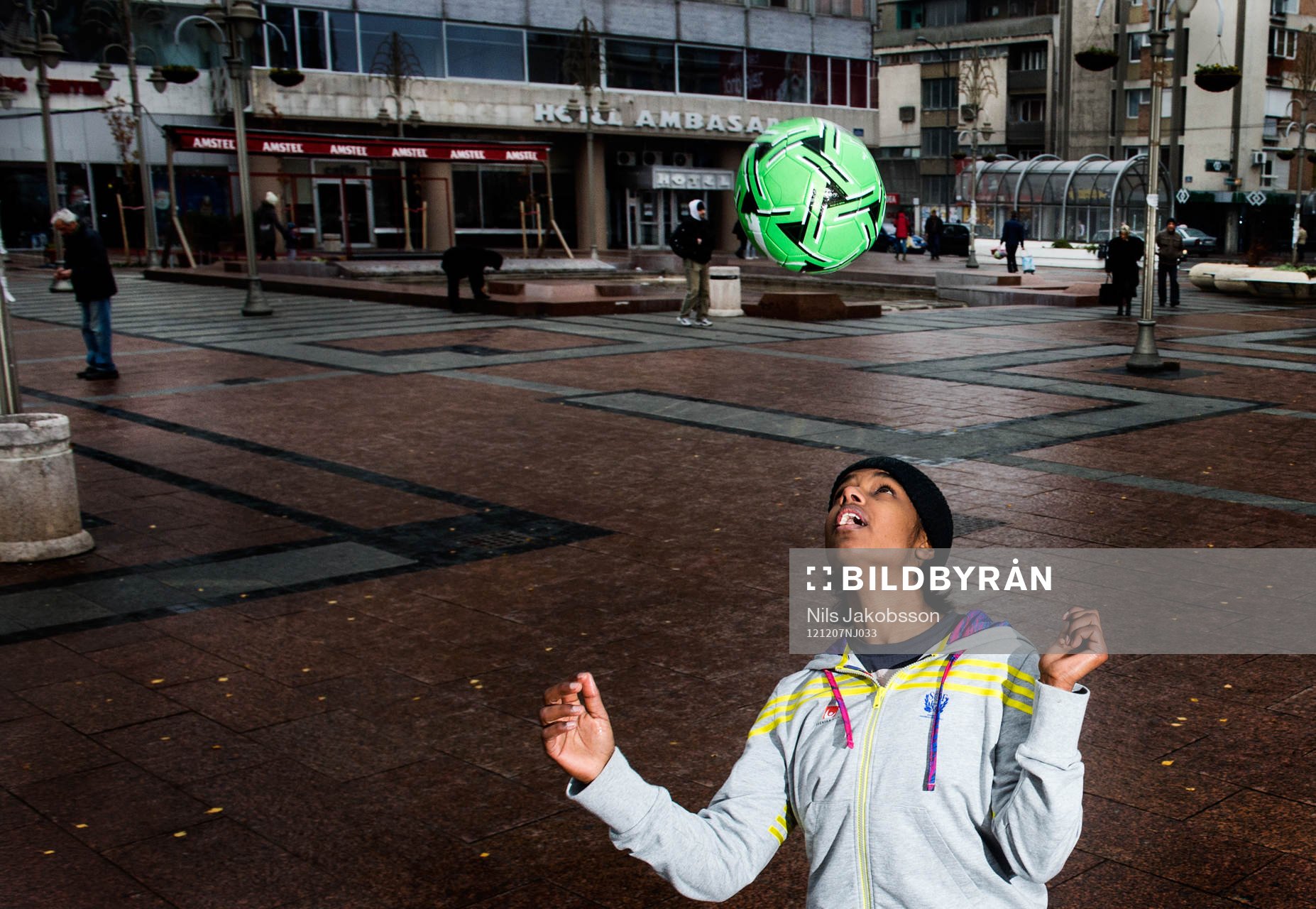 Louise Sand, trixar med en fotboll på torget i Nis