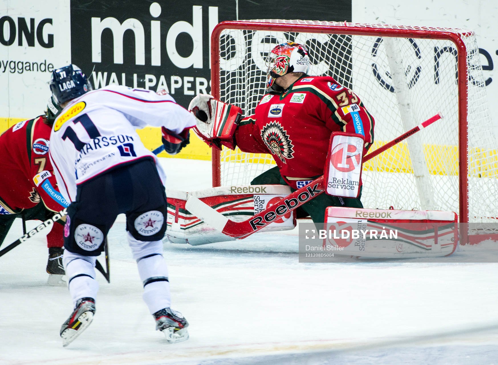 Julius Hudacek, målvakt i Frölunda, räddar ett skott