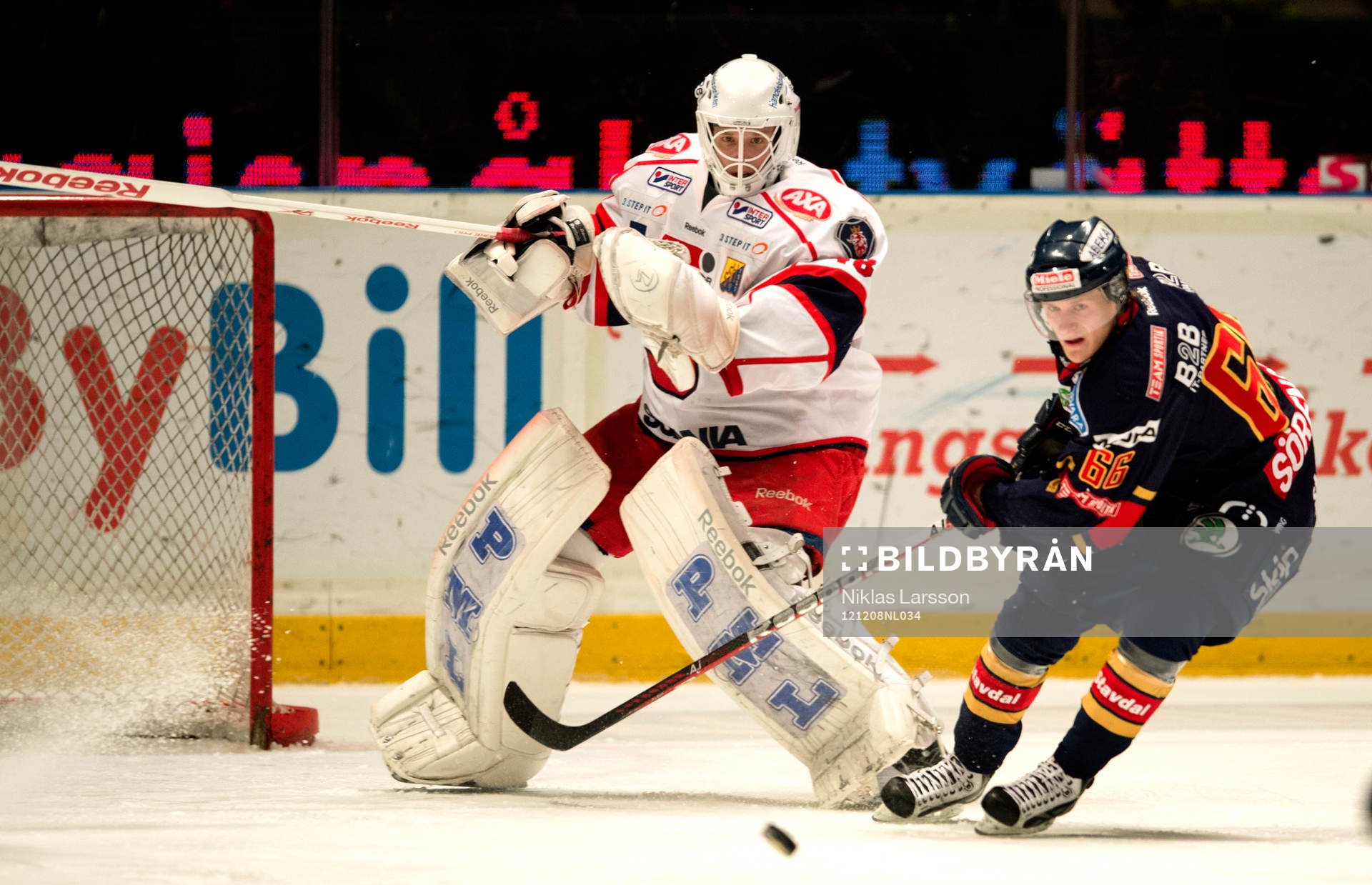 Anton Forsberg, målvakt Södertälje rensar undan framför