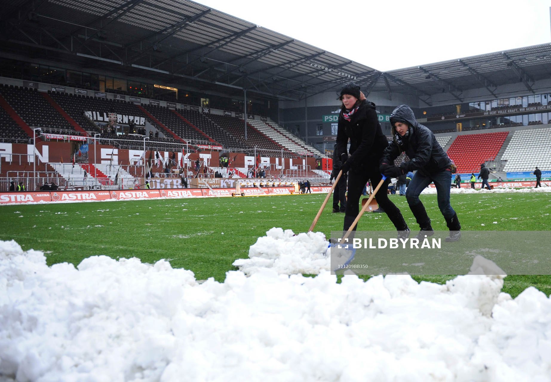Fans St. Pauli mit Schaufel beim Schneeschippen im