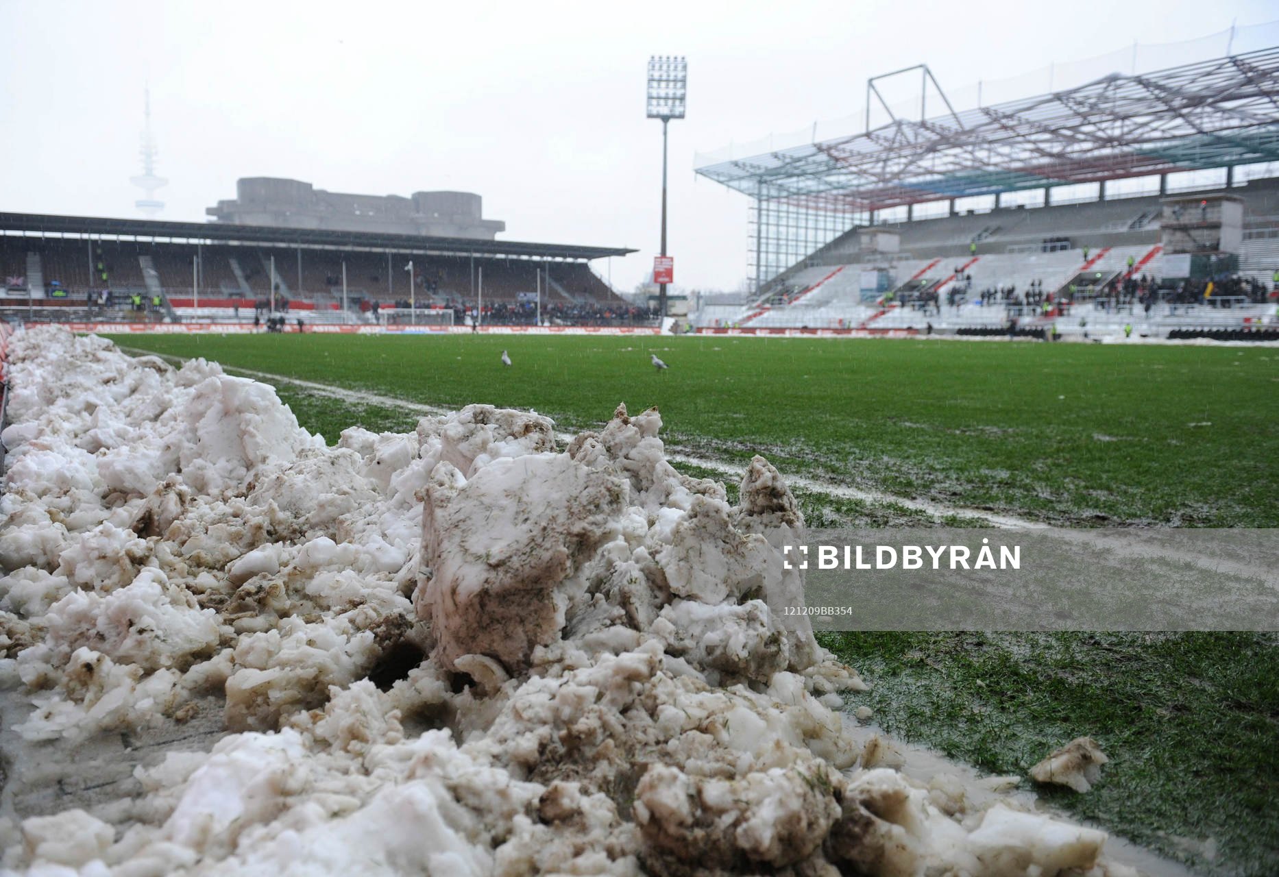 Millerntor-Stadion nach der Raeumung von Schnee,