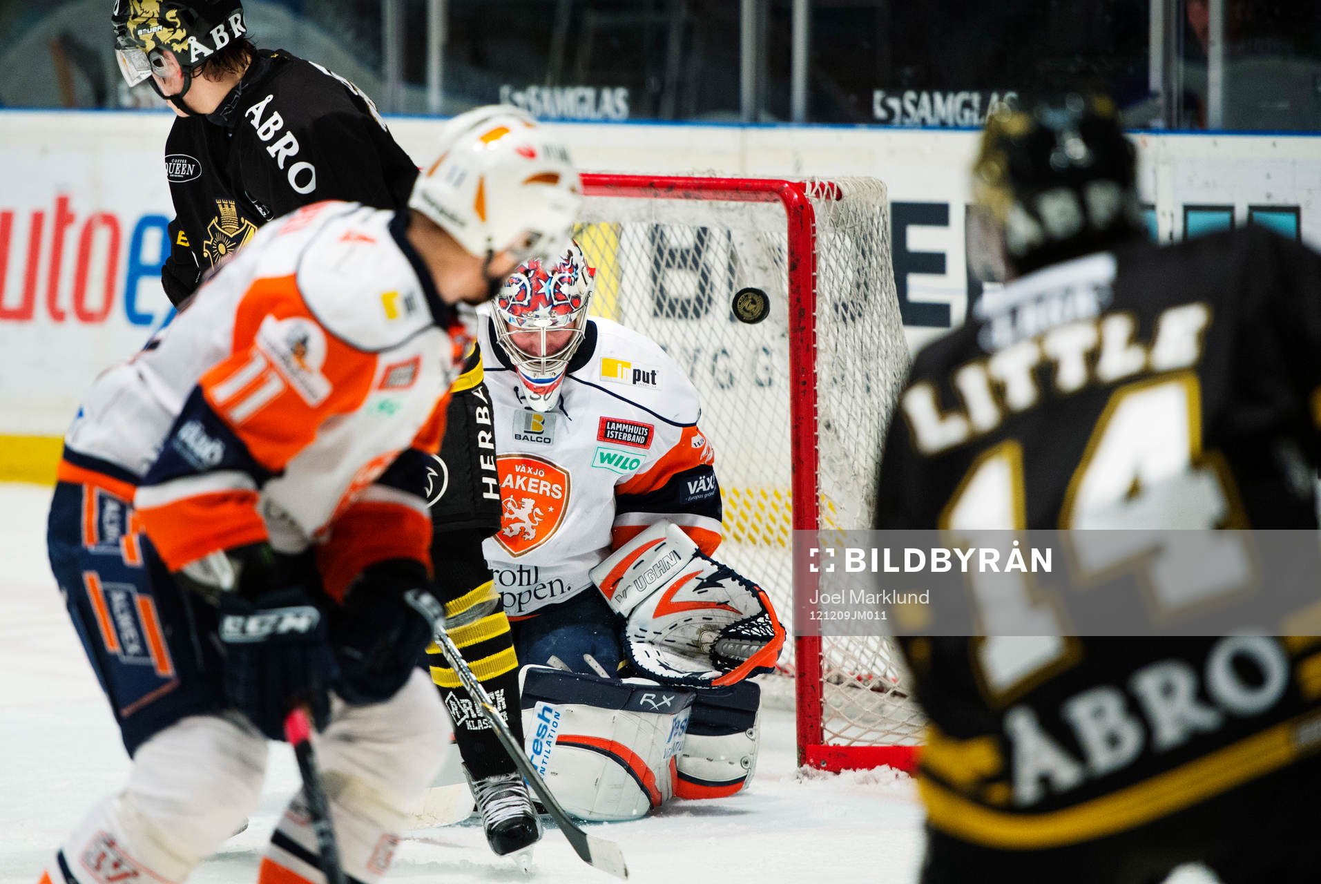 Broc Little, AIK, skjuter mot Fredrik Norrena, Växjö