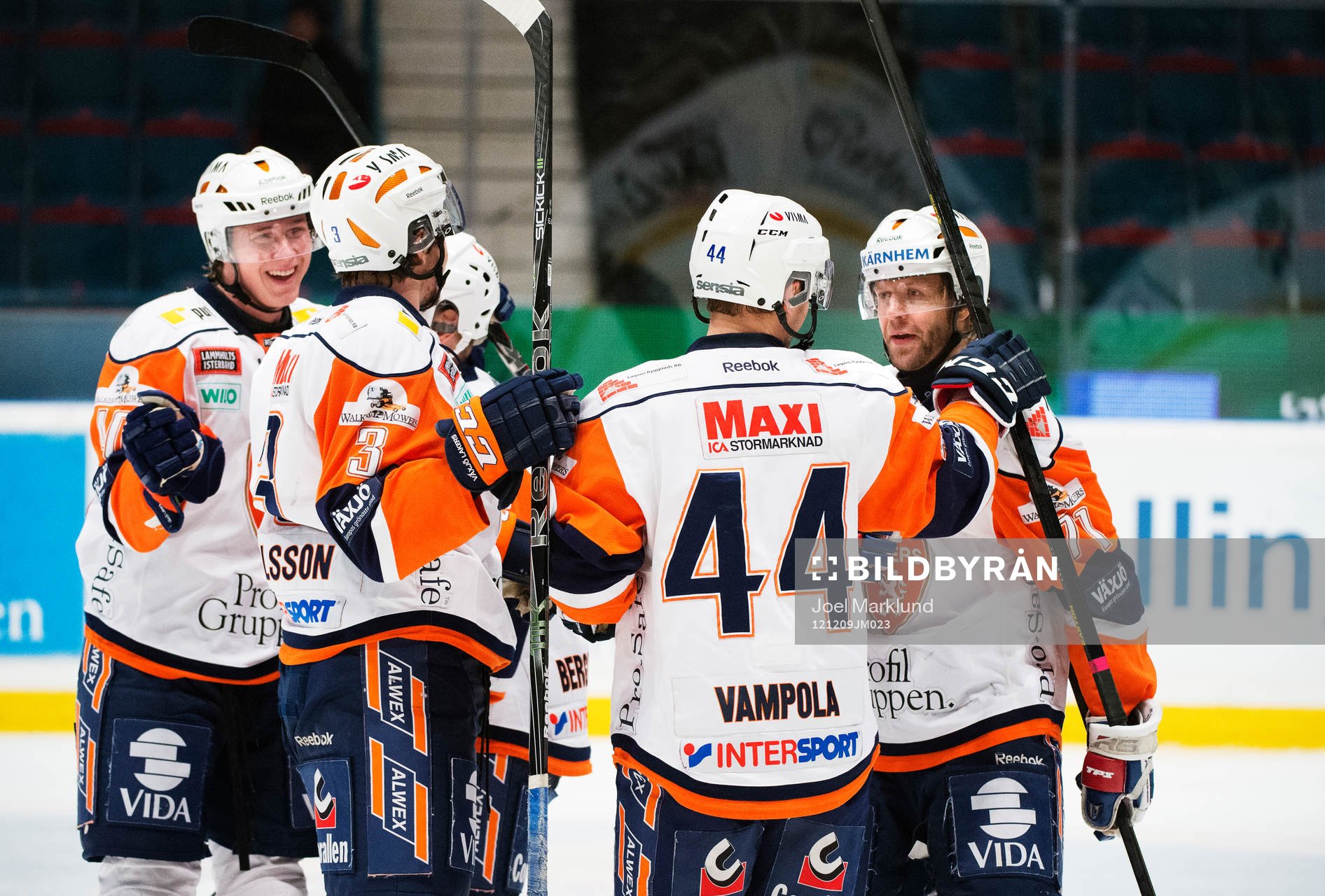 Tomi Kallio, Växjö, till höger, gratuleras till sitt