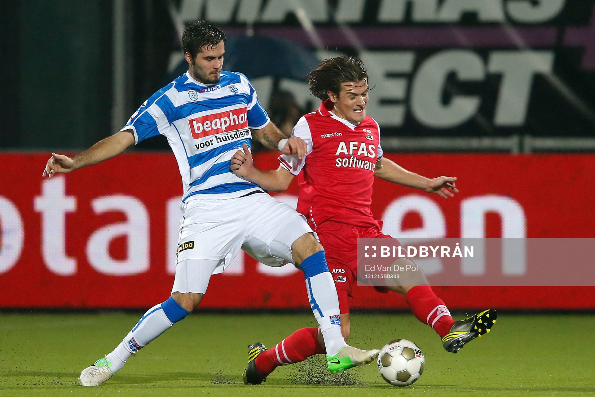  ZWOLLE - 15-12-2012 - voetbal Eredivisie - PEC Zwolle - AZ, ijsseldelta stadion, PEC Zwolle speler Denni Avdic (l), AZ speler Etienne Reijnen (r).