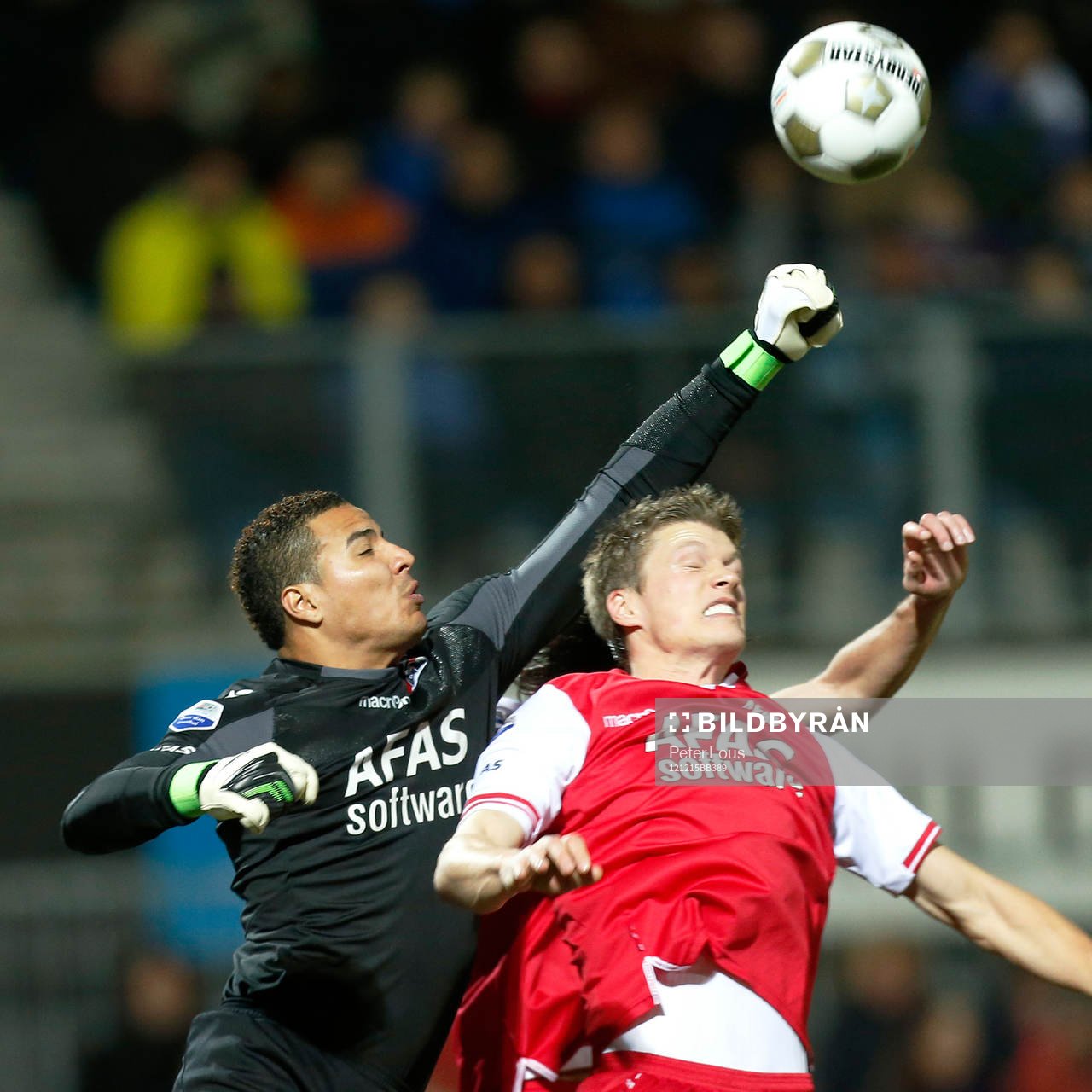  ZWOLLE - PEC Zwolle - AZ ,  Voetbal EreDivisie , seizoen 2012-2013 , 15-12-2012  , IJssel Delta stadion , AZ keeper Esteban Alvarado Brown (l) met AZ speler Viktor Elm  (r).