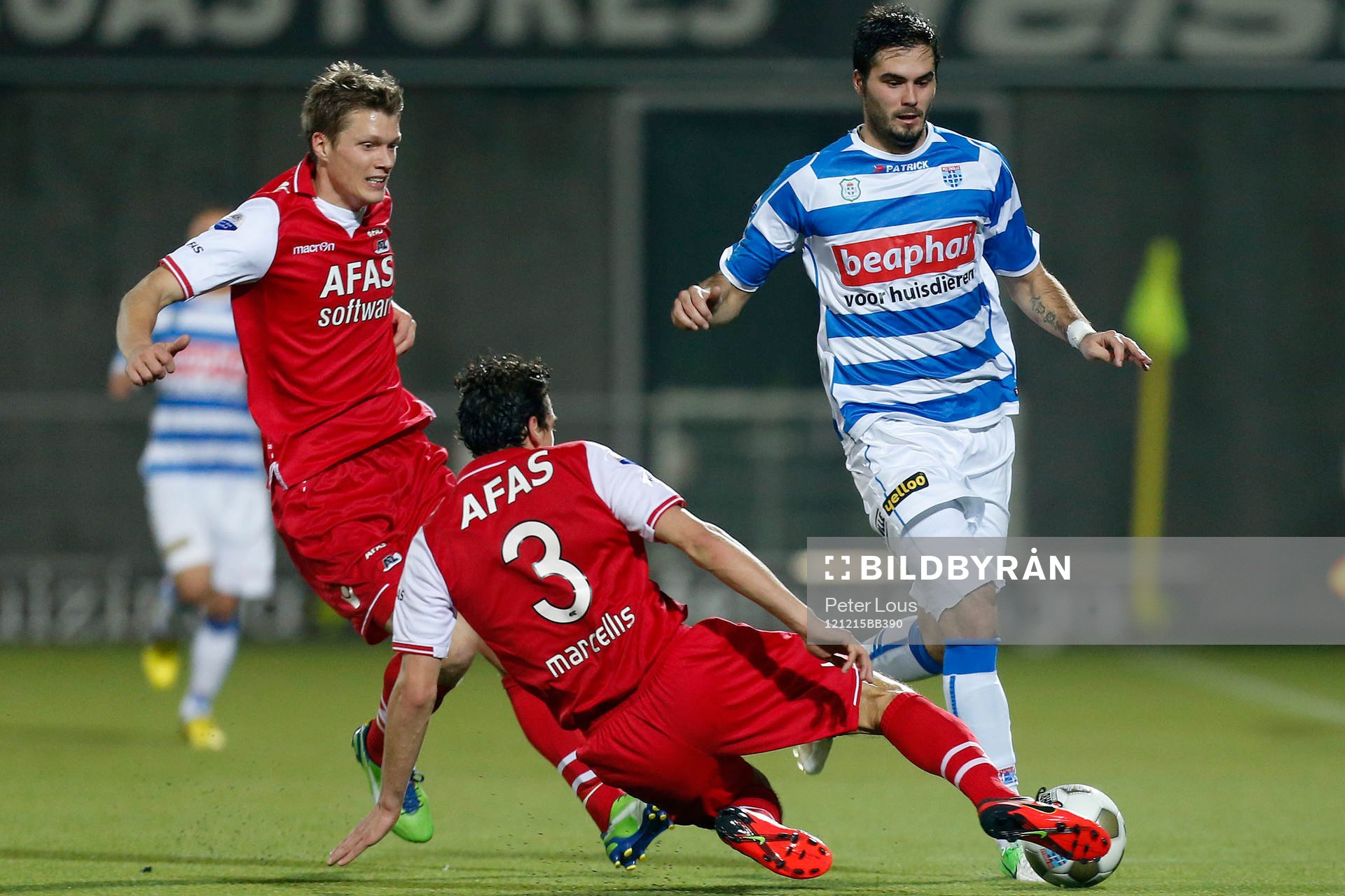 ZWOLLE - PEC Zwolle - AZ , Voetbal EreDivisie , seizoen 2012-2013 , 15-12-2012 , IJssel Delta stadion , Pec Zwolle speler Denni Avdic (r) met AZ speler Dirk Marcellis (m) en AZ speler Viktor Elm (l).