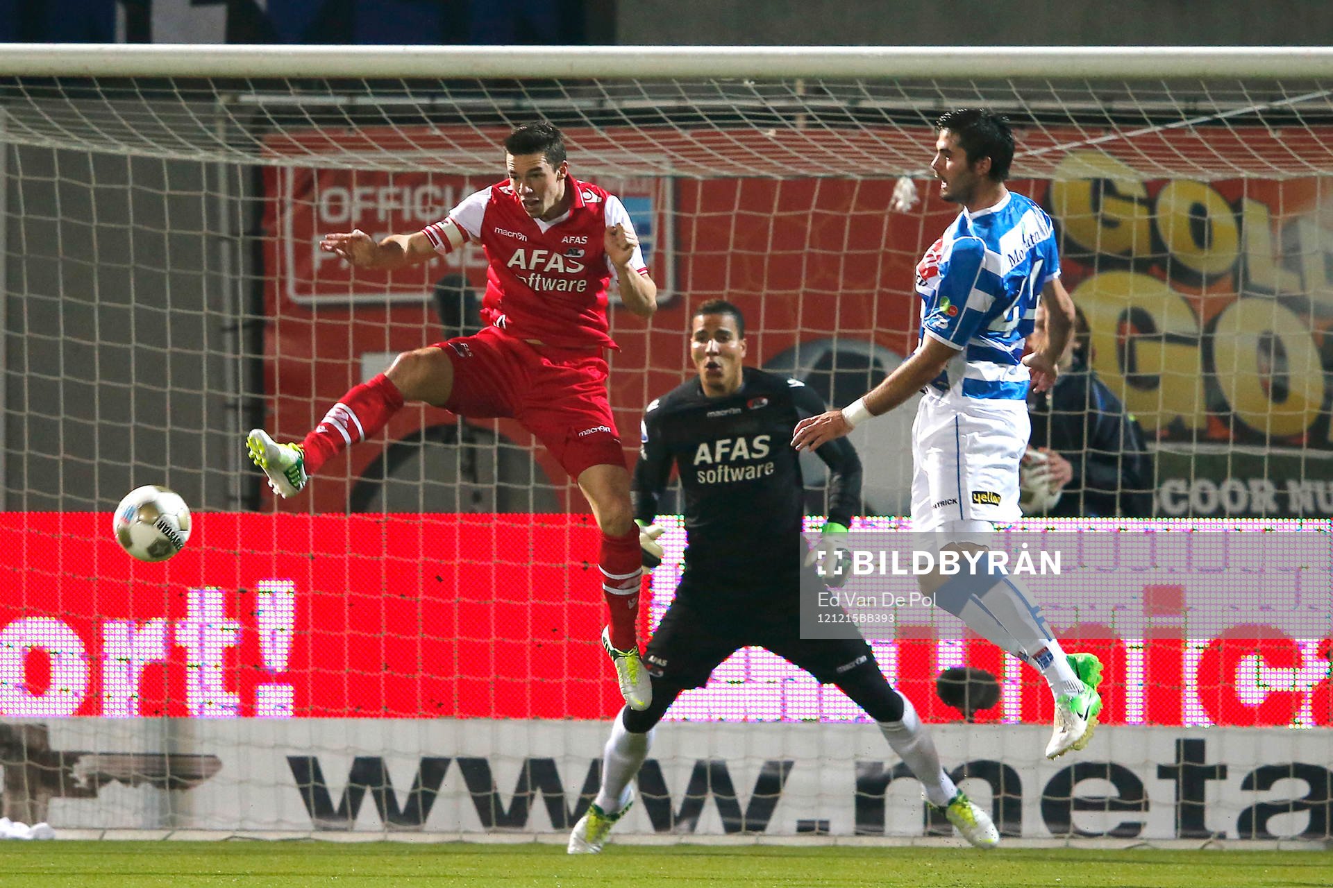 ZWOLLE - 15-12-2012 - voetbal Eredivisie - PEC Zwolle - AZ, ijsseldelta stadion, 1-2, AZ speler Nick Viergever (l), PEC Zwolle speler Denni Avdic (r), AZ keeper Esteban Alvarado Brown (m).