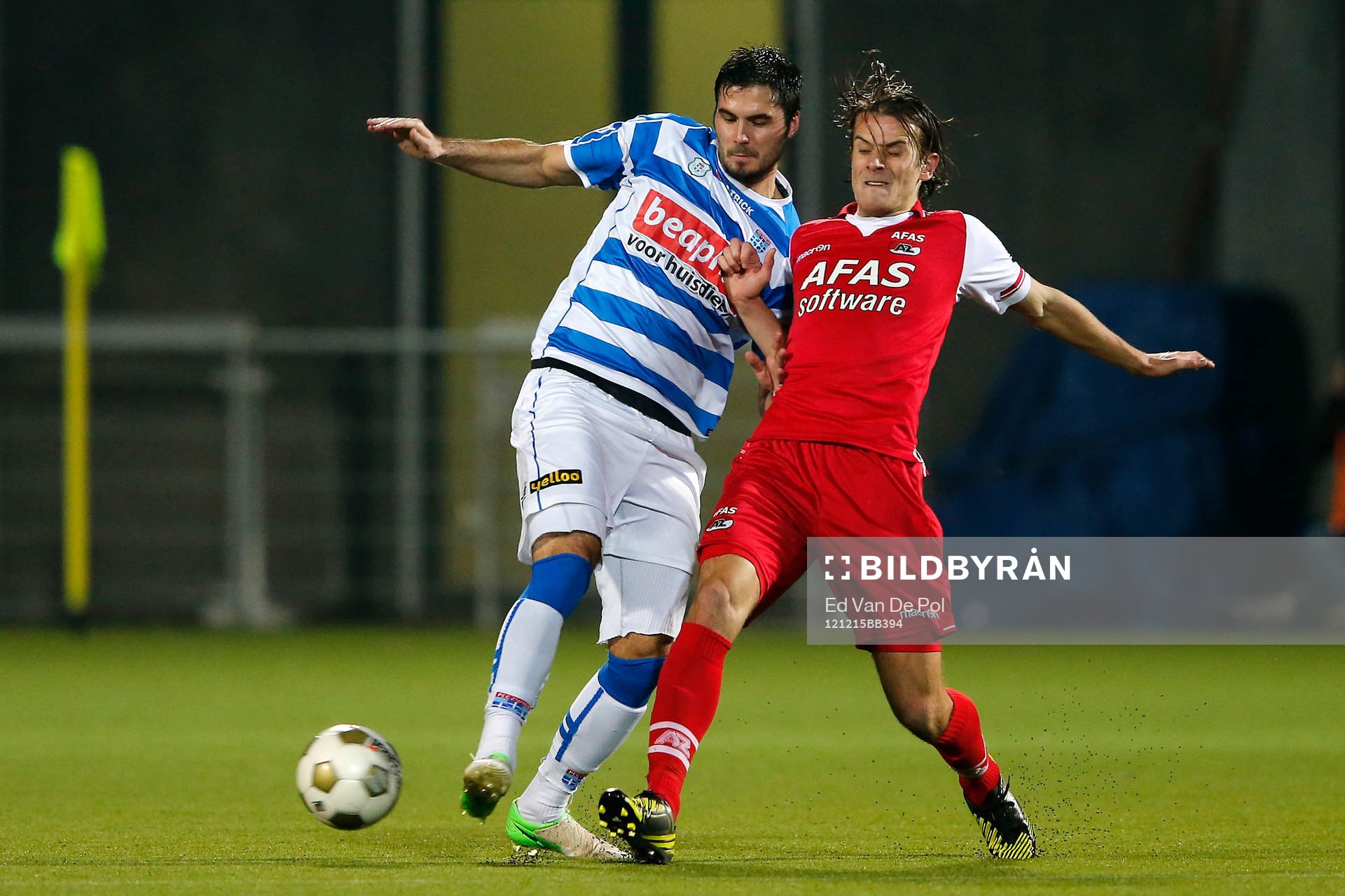 ZWOLLE - 15-12-2012 - voetbal Eredivisie - PEC Zwolle - AZ, ijsseldelta stadion, 1-2, PEC Zwolle speler Denni Avdic (l), AZ speler Etienne Reijnen (r).