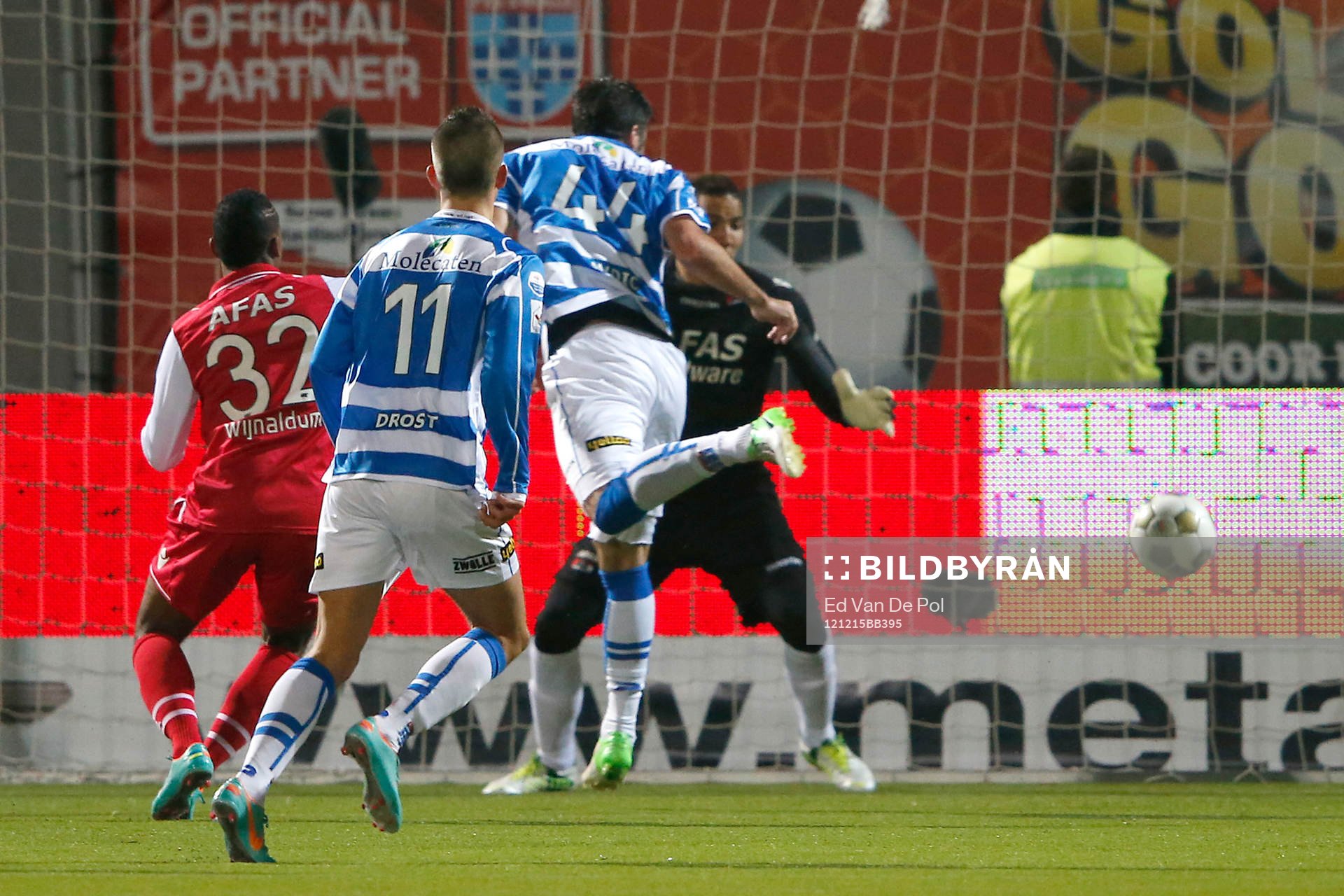 ZWOLLE - 15-12-2012 - voetbal Eredivisie - PEC Zwolle - AZ, ijsseldelta stadion, 1-2, PEC Zwolle speler Denni Avdic (2vr) kopt de 1-2 binnen achter AZ keeper Esteban Alvarado Brown (r), AZ speler Giliano Wijnaldum (l), PEC Zwolle speler Jesper Drost (2vl).