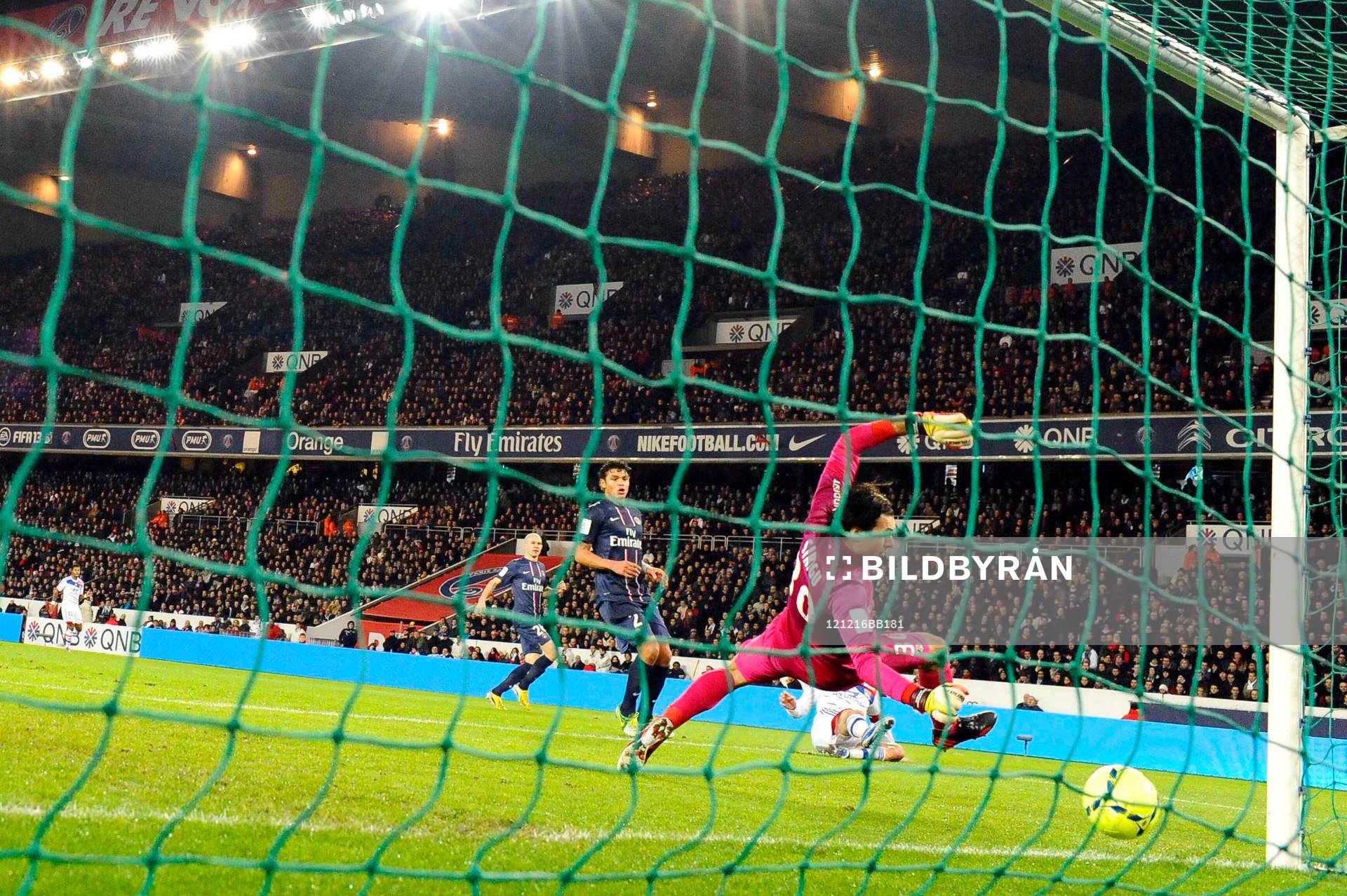 Tir de Lisandro LOPEZ sur le poteau - 16.12.2012 - PSG /