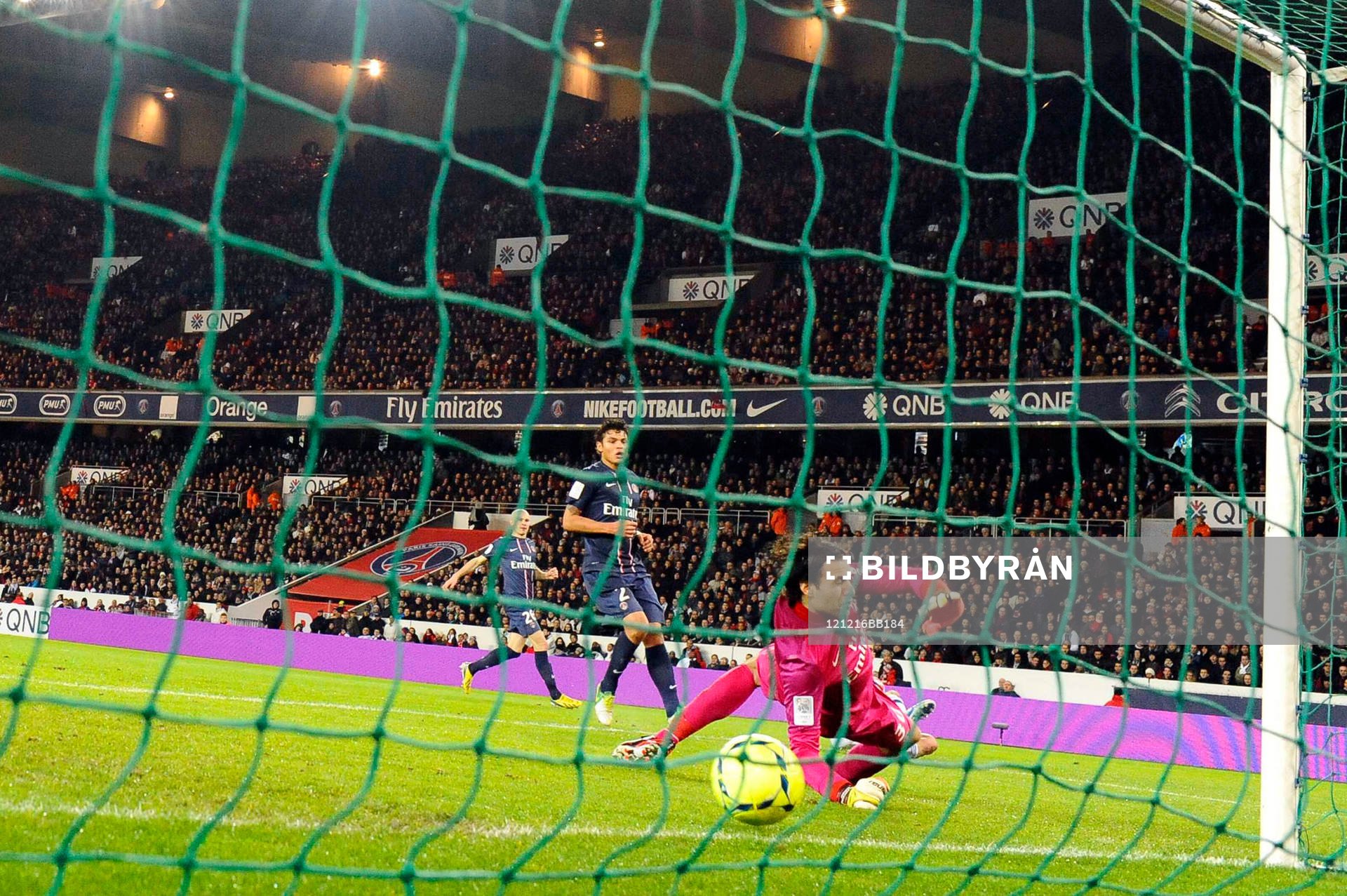 Tir de Lisandro LOPEZ sur le poteau - 16.12.2012 - PSG /
