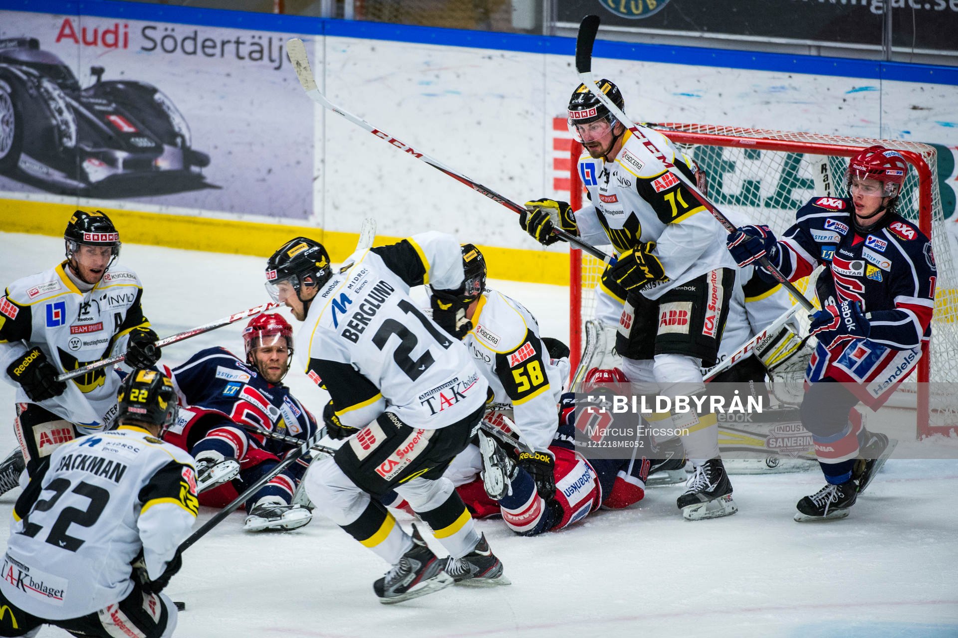 Stökigt framför Västerås mål när Patrik Berglund tar