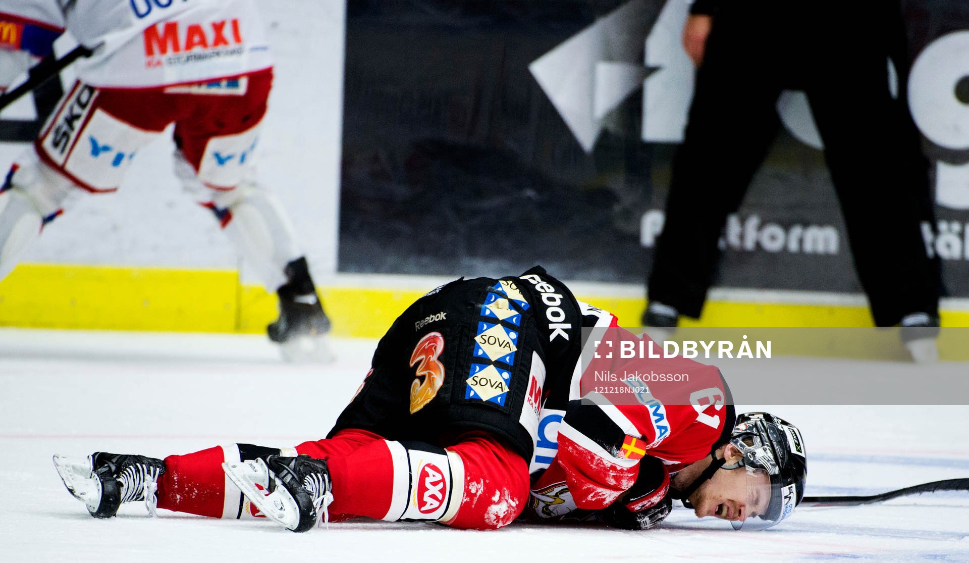 Nicklas Jadeland, Malmö Redhawks, föll ihop och hade ont