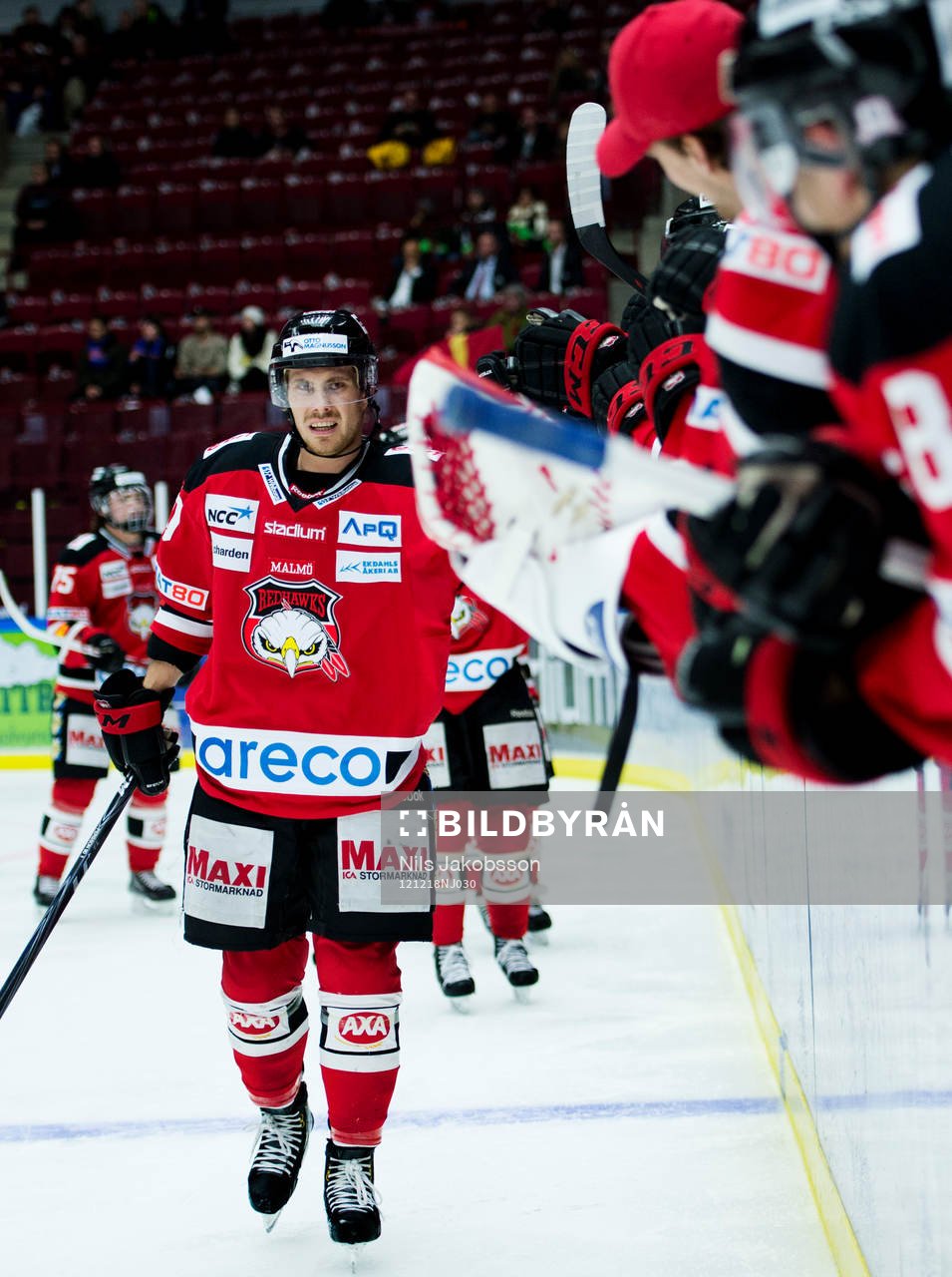 Mattias Persson, Malmö Redhawks, ser ut att ha ont men