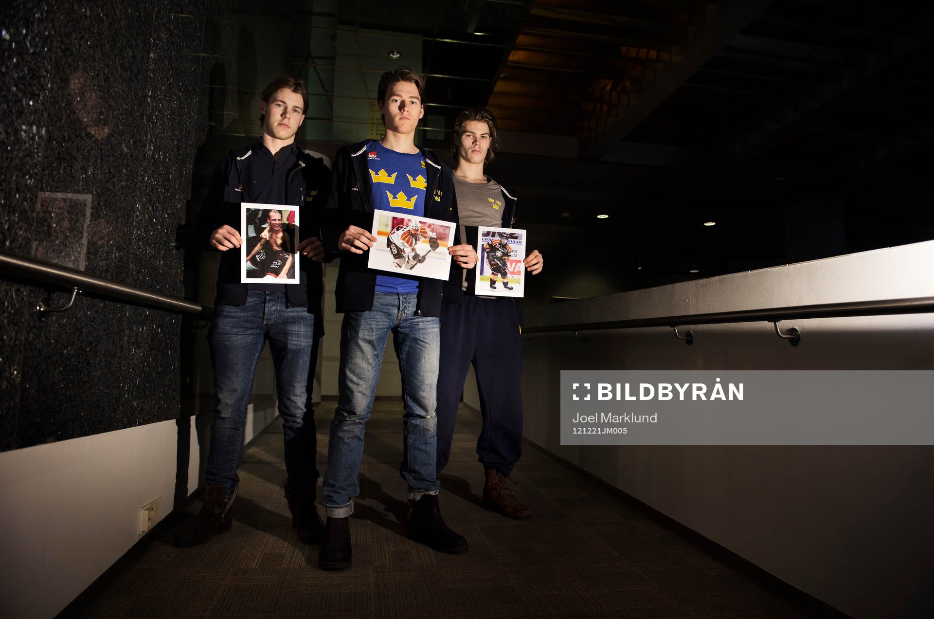 Elias Lindholm, Christian Djoos och Emil Molin håller upp