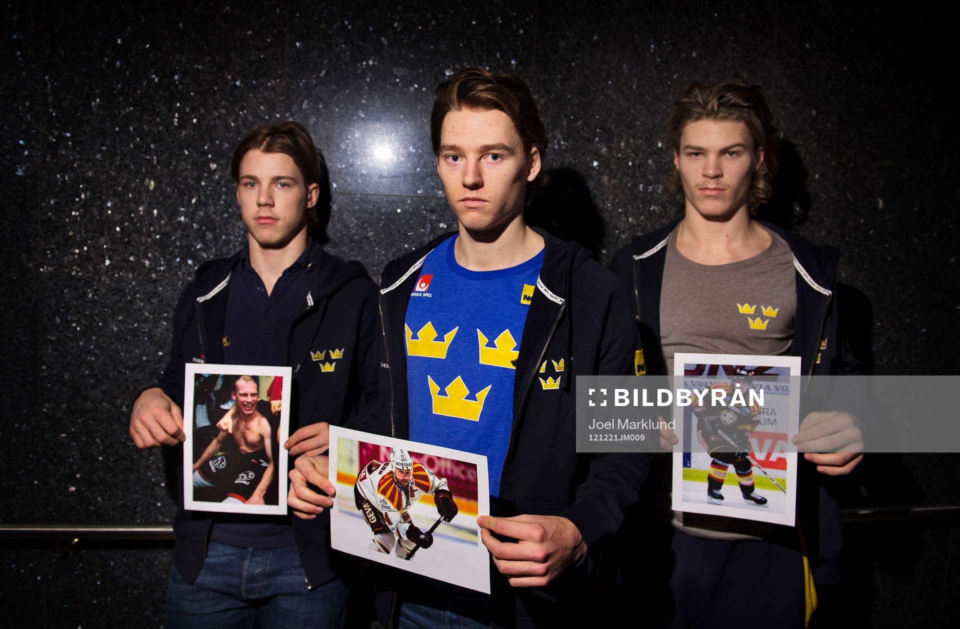 Elias Lindholm, Christian Djoos och Emil Molin håller upp