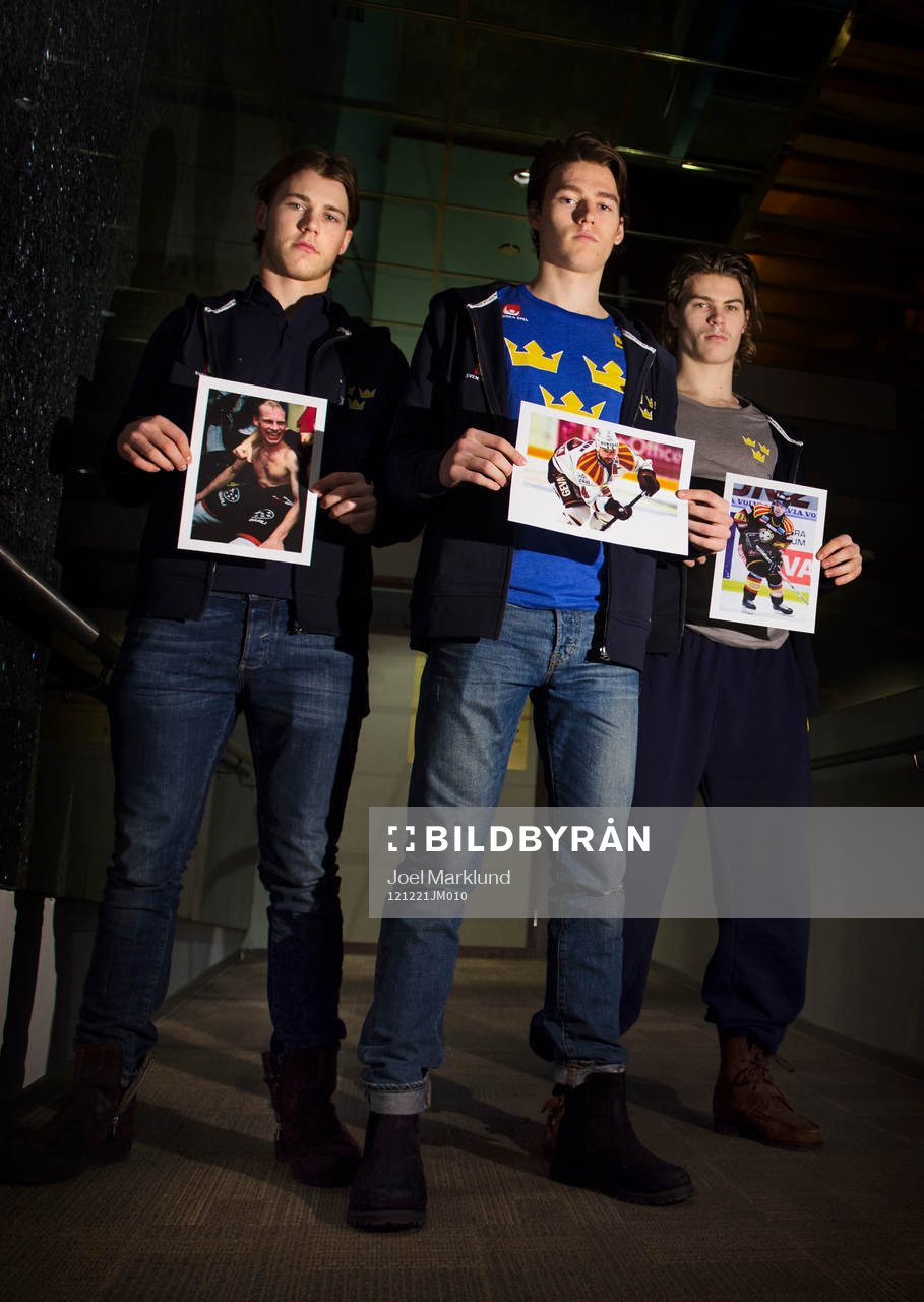 Elias Lindholm, Christian Djoos och Emil Molin håller upp