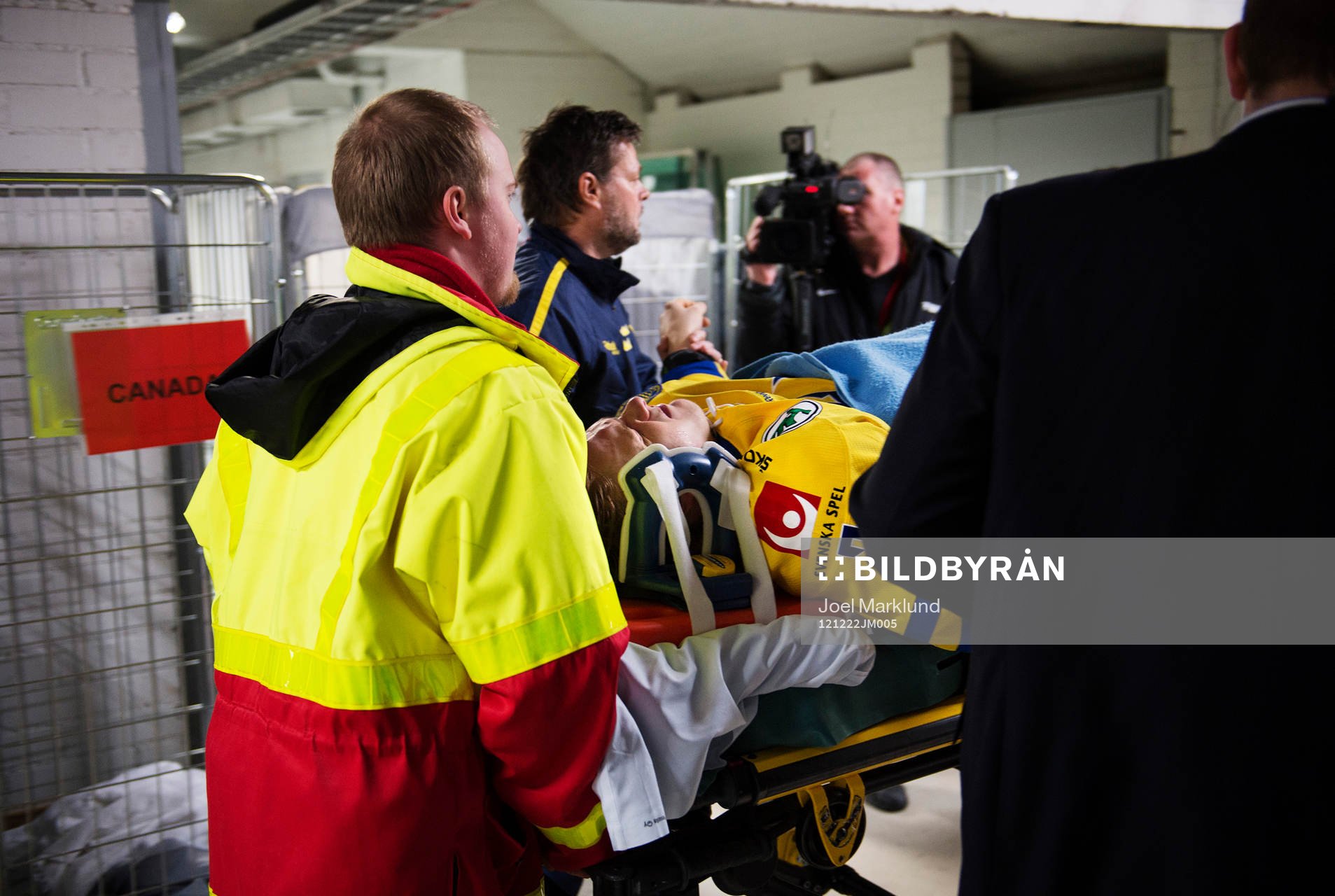 Jesper Pettersson, Sverige, förs ut till ambulans, skadad
