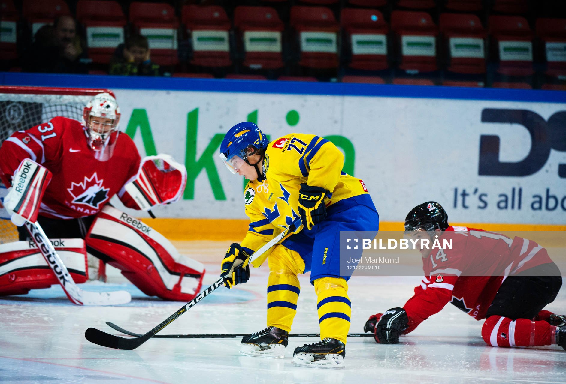 Rickard Rakell, Sverige, utmanar Jordan Binnington,