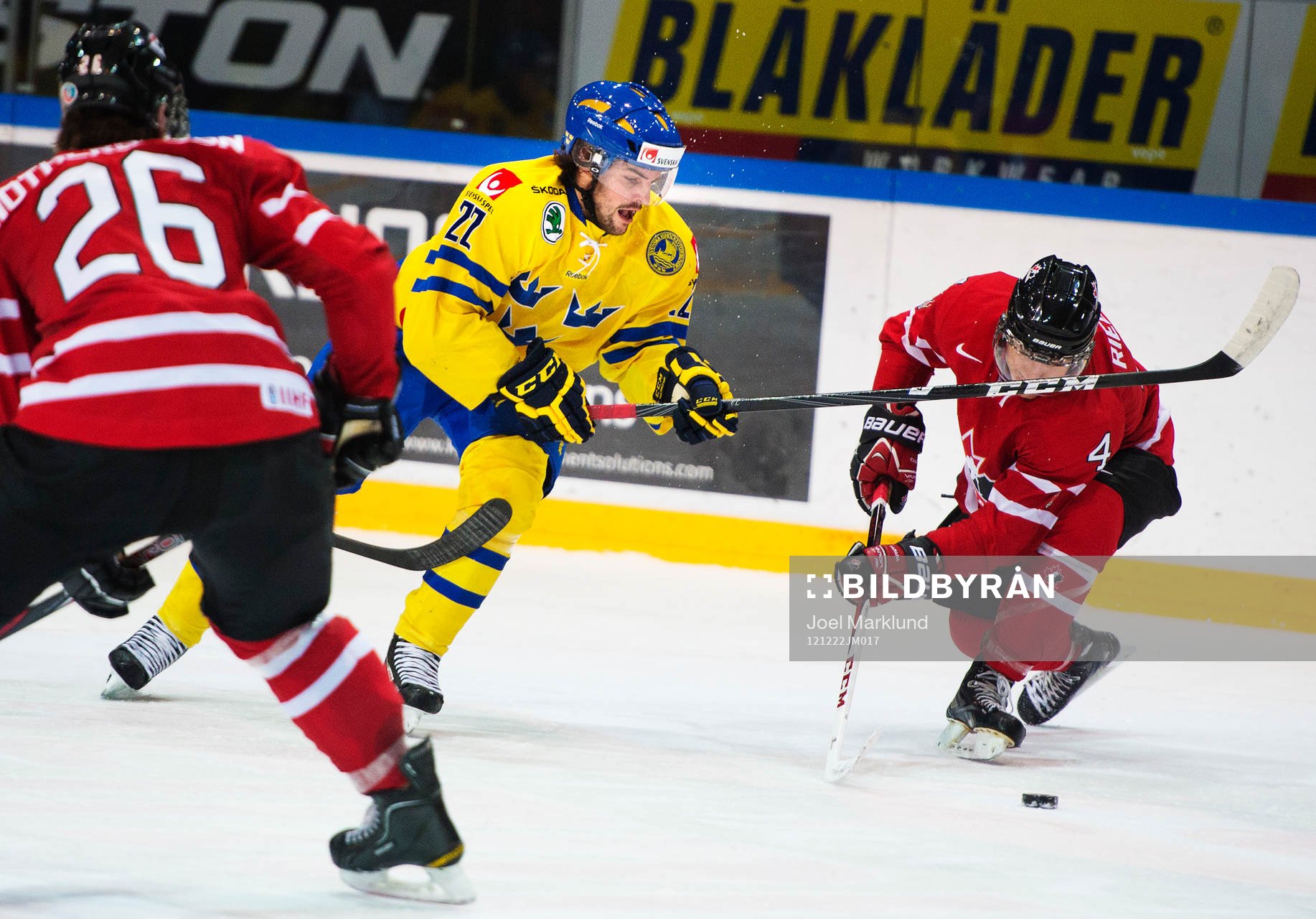 Linus Fröberg, Sverige, tar sig förbi Morgan Rielly,