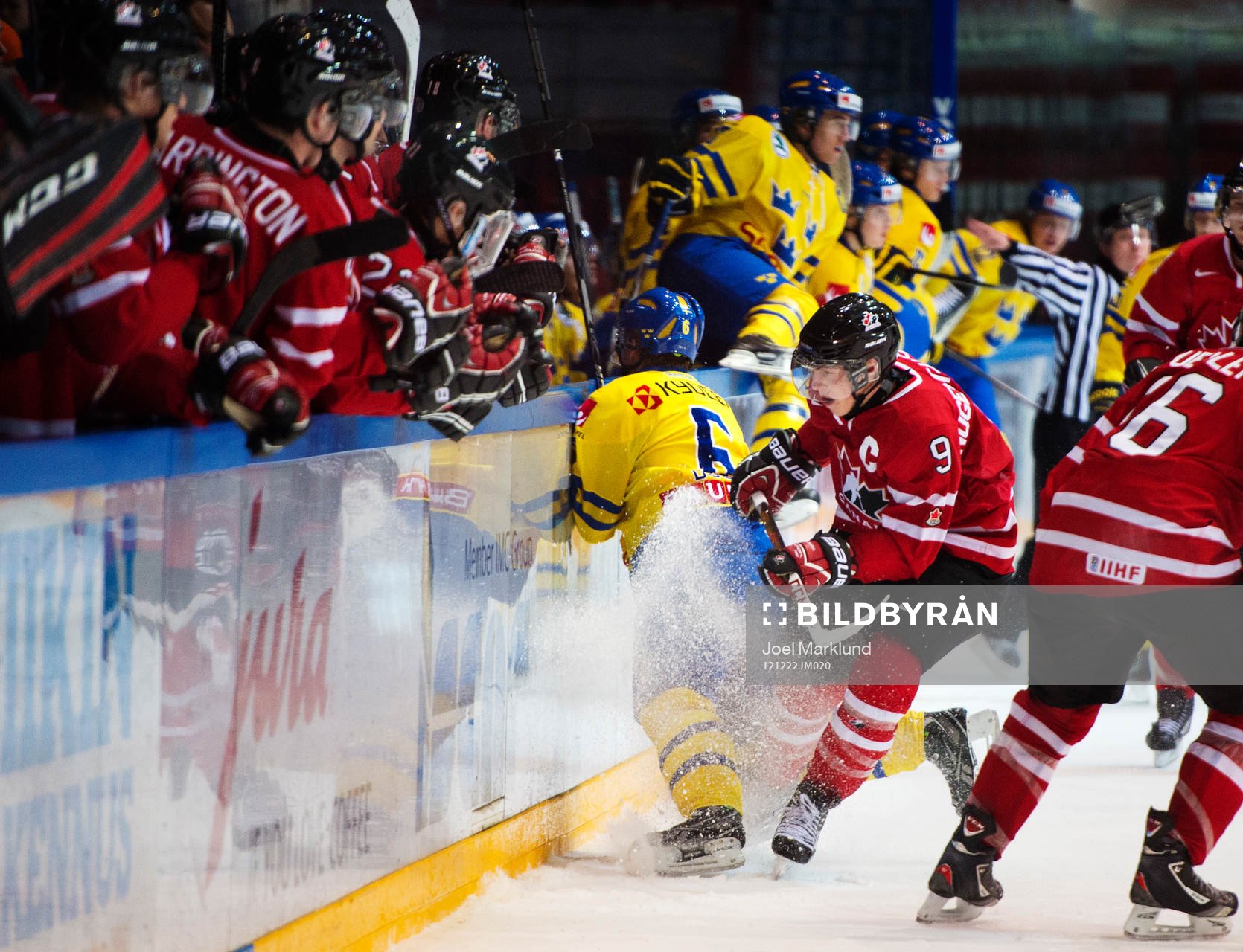 Emil Djuse, Sverige, blir tacklad av Ryan Nugent-Hopkins,