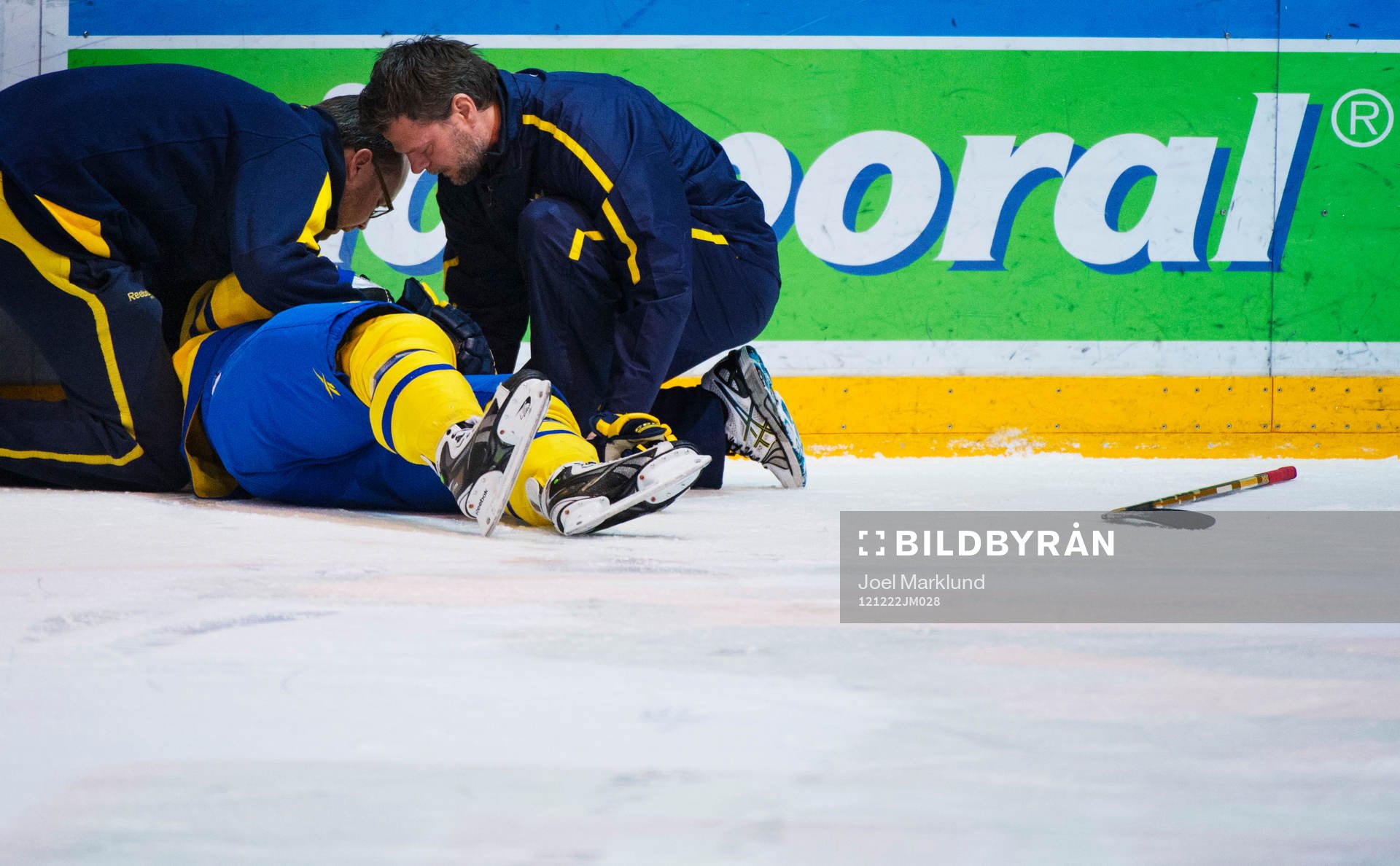 Jesper Pettersson, Sverige, tas om hand på isen av