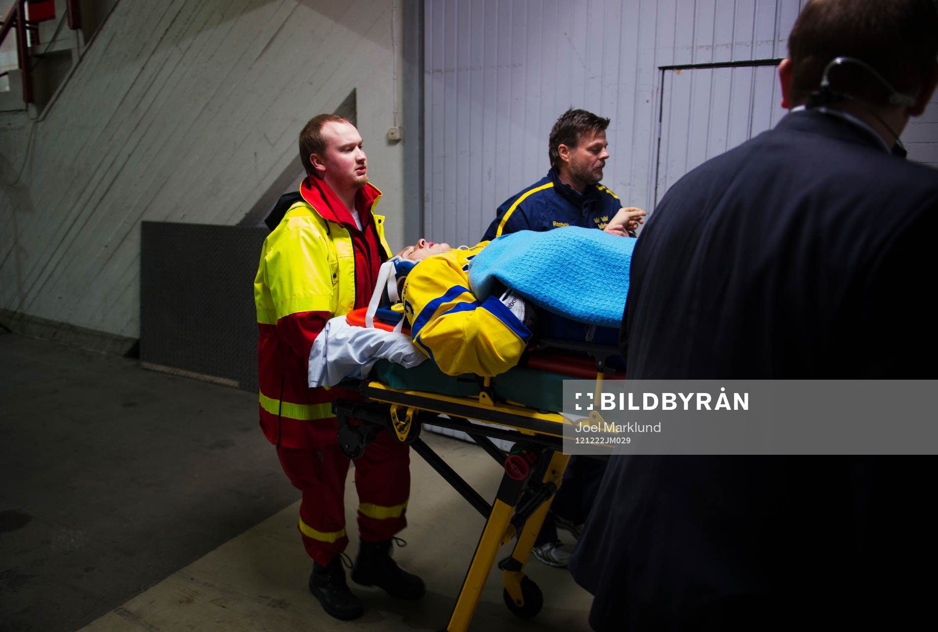 Jesper Pettersson, Sverige, förs ut till ambulans, skadad